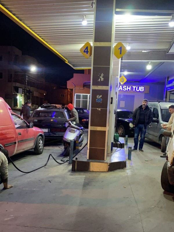 بالصور- زحمة سير أمام بعض  المحطات في معركة  خشية ارتفاع أسعار  البنزين غدا |