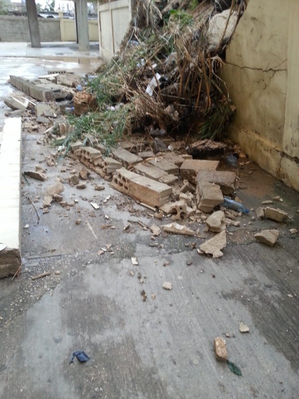 انهيار حائط لطريق فرعية مؤدية لمبنى سكني بسبب السيول  في منطقة المنية بالقرب من مطعم النابلسي