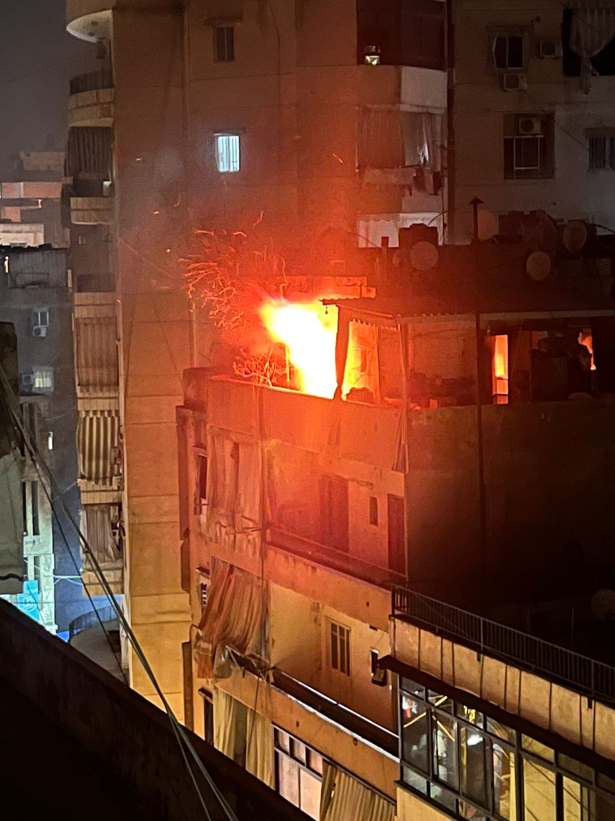 اشتعال احد البيوت في الشياح شارع مارون مسك ويعمل الدفاع المدني على اطفاء الحريق