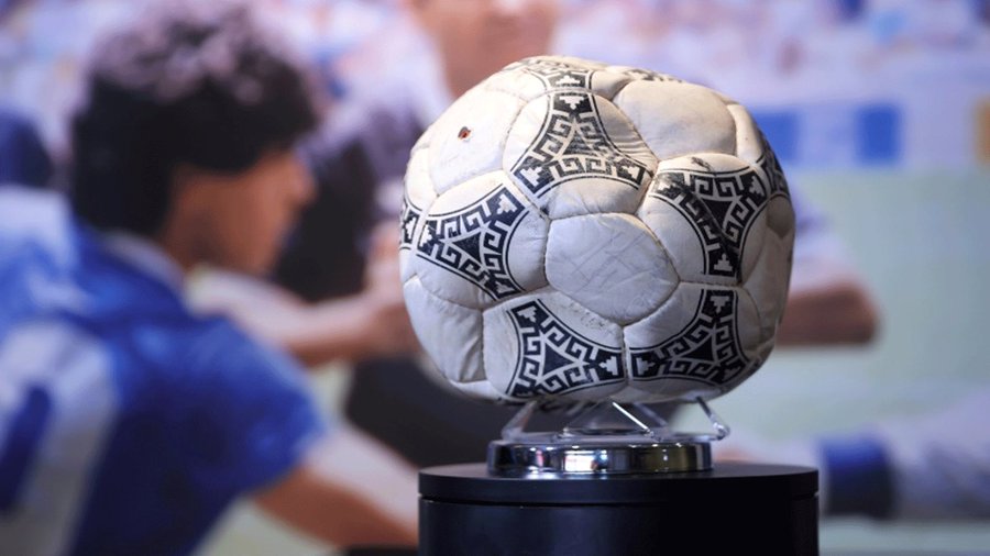 الأحداث الأمريكية on Twitter: بيع الكرة التي سجل بها الأسطورة الأرجنتيني الراحل  دييغو