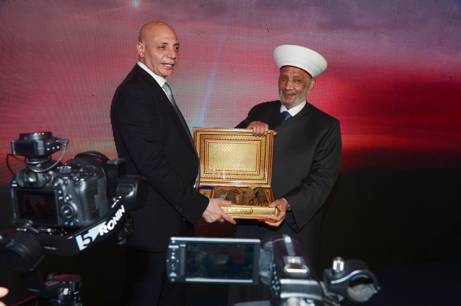 بالصور: هاشمية يقيم إفطاراً تكريمياً على شرف دريان أنا ابن السعودية وعلاقتي بها غير قابلة للتأويل ... دريان في حفل إفطار تكريمي على شرفه: نريد أن نرى مشاريع وأعمالًا تُنفذ بالسرعة الممكنة حتى تعود بيروت إلى تألقها ونضارتها وطنية - أقيم حفل إفطار تكريمي على شرف مفتي الجمهورية اللبنانية الشيخ عبد اللطيف دريان