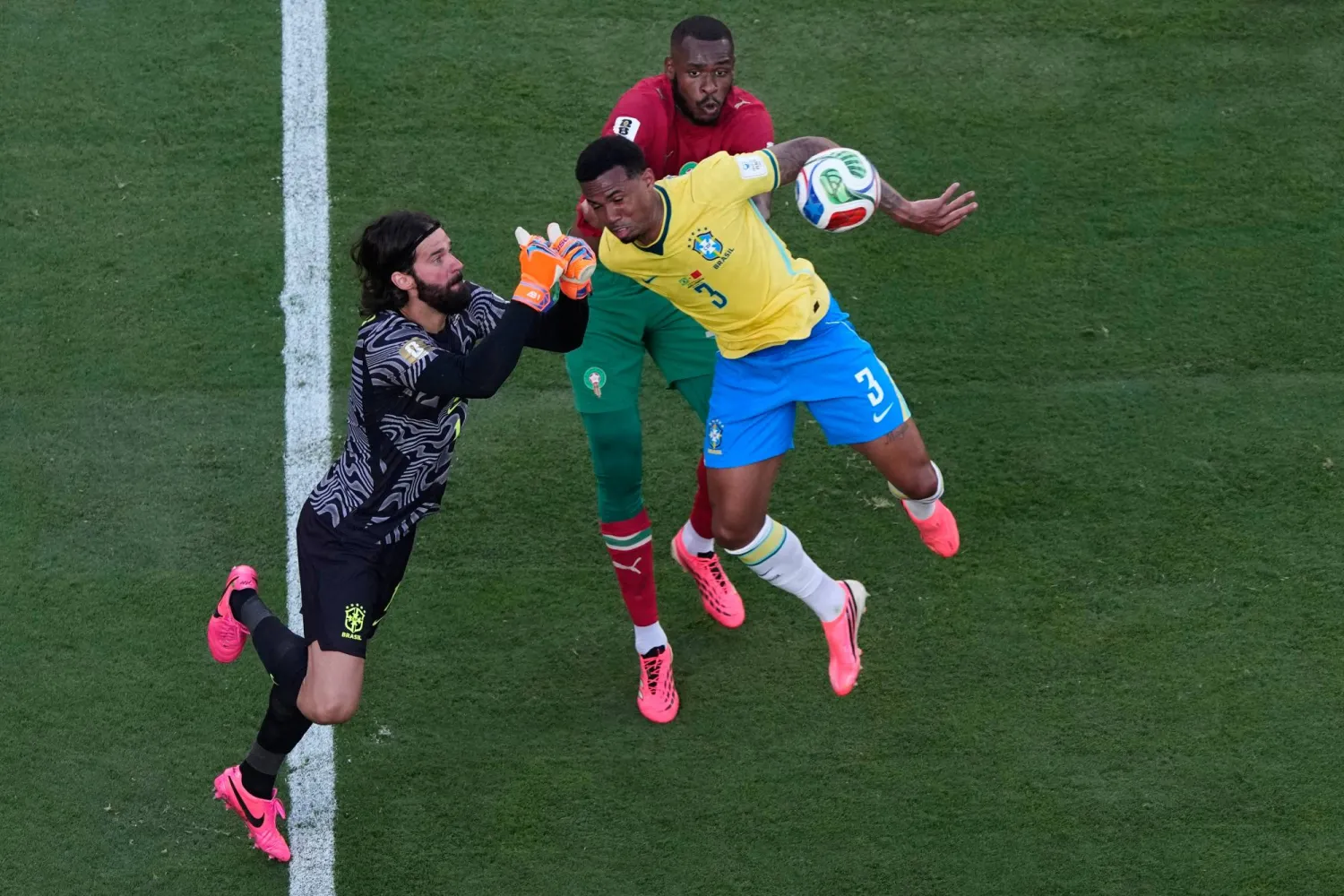 المغرب يفرض التعادل على البرازيل ويتصدر المجموعة الثالثة (صور)