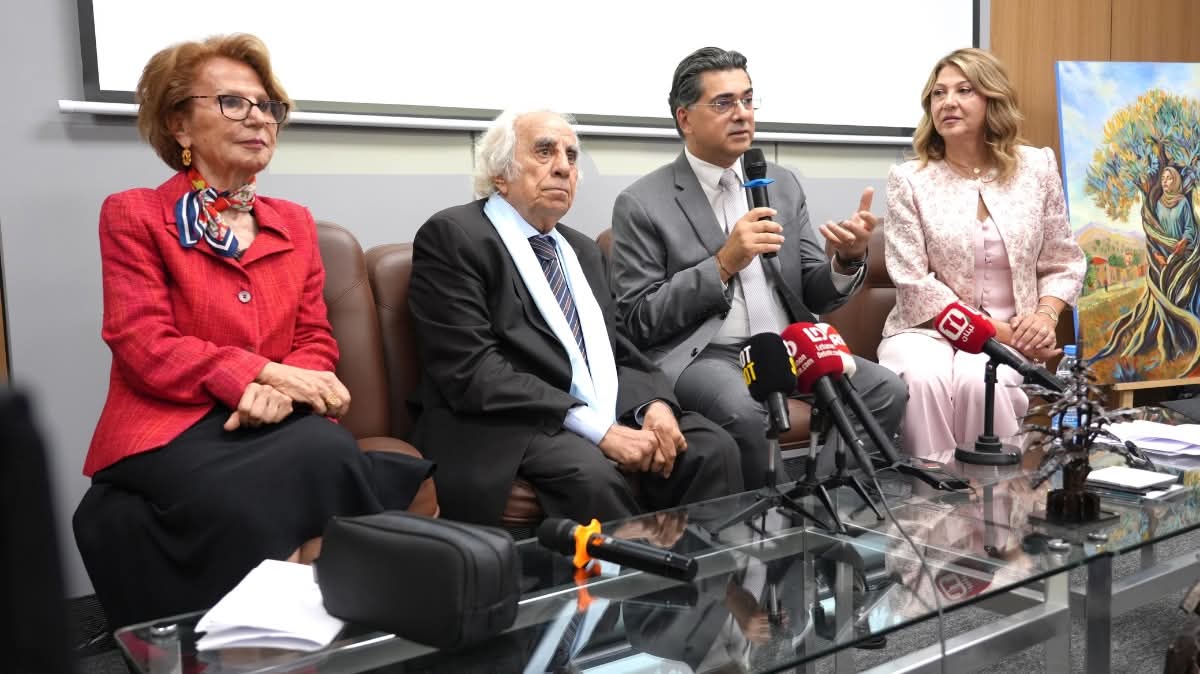 الوزير مرقص راعياً ندوة في “الصالون الثقافي” في إذاعة لبنان تضمّنت أغنية من كلمات هنري زغيب ولوحات لرسّامين ونحّاتين حضروا تعزيزاً للحوار: للمرة الأولى قانون للإعلام يكافح خطاب الكراهية  نظمت وزارة الإعلام في “الصالون الثقافي” في “اذاعة لبنان”، برعاية ومشاركة وزير الإعلام المحامي د. بول مرقص، ندوة بعنوان “رسولة السلام أغنية ولوحة”، شارك فيها الشاعر هنري زغيب، ورئيسة جامعة اللاعنف وحقوق الإنسان وأستاذة تاريخ الفنون والهندسة الدكتورة إلهام كلاب البساط، وادارتها مديرة البرامج في “إذاعة لبنان” ريتا نجيم الرومي، في إطار الحملة الهادفة إلى مكافحة خطاب الكراهية وتعزيز ثقافة المحبة والسلم.  مرقص الصالون الثقافي مرقص ندوة الصالون الثقافي مرقص الصالون الثقافي مرقص الصالون الثقافي مرقص ندوة الصالون الثقافيمرقص الصالون الثقافي  تخلل الندوة إطلاق أغنية خاصة بالحملة من كلمات الشاعر هنري زغيب وألحان وغناء يحيى الحسن وتوزيع حسن المعوش، إلى جانب مشاركة نحو 15 فناناً من “ملتقى الألوان” برئاسة الفنان محمد علوش، عرضوا لأعمالهم الفنية ورسوماتهم المباشرة، عند مدخل الوزارة ، محولة آثار الحرب والدمار إلى أعمال إبداعية ورسالة ضد الكراهية ونشر الحب والسلام، بينها قطعة ضخمة من «متحف الشظايا» للفنان شارل نصار، تجسد سيدة بطول 180 سنتيمتراً مصنوعة من الشظايا والرصاص، إلى جانب أرزة وعدد من أعماله، فضلا عن مجموعة من الأعمال الزجاجية لـ«محترف بيت محمد يونس» المصنوعة من الزجاج المحطم والمتناثر في الجنوب خلال الحروب المتتالية، وعمل للفنانة ثريا حلال أنجزته من بقايا منزلها المدمر.     الرومي  استهلّت الندوة بالنشيد الوطني، ثم ترحيب للإعلامية ريتا نجيم الرومي، بالحضور في ندوة “رسولة السلام أغنية ولوحة”، مؤكدة “أن فكرتها انطلقت من رسالة وزارة الإعلام الرافضة لخطاب العنف والكراهية، وتحويل الحقد إلى جمال والعنف والانقسام إلى فن وتلاق”  وأشارت إلى “أن اللوحات المنتشرة عند مدخل الإذاعة وفي الممر المؤدي إلى الندوة تحمل رسالة مفادها أننا “جميعاً نحب الجمال ونكره الحقد والكراهية”، لافتة إلى “أن الفن والموسيقى قادران على منح الإنسان الراحة والدهشة، واستبدال خطاب العنف والكراهية بما أودعه الله في الإنسان من فكر وقوة للخير”.  وقالت الرومي :”إن وزارة الإعلام، برعاية الوزير، تعمل “من أجل الجمال، ونستبدل الشر بالخير والانقسام بالتلاقي”، مؤكدة “أن هذه الرسالة ليست جديدة على الوزارة أو إذاعة لبنان أو جامعة بيروت العربية”.  وشددت على أن “الكلمة قادرة على فتح الأبواب الحديدية”، وهي طريق إلى الآخر وإلى سلام النفس، مستشهدة بالقول: “من يرنم وكأنه يصلي مرتين”.     الوزير مرقص  بدوره، أكد الوزير مرقص “أن الفن الصادق والتعبير الثقافي يمثلان رسالة محبة وسلام ومواجهة الصعاب بالأمل”. وأوضح “أن هذا المكان الذي أُعد بدعم الجامعة العربية شهد انطلاقته في أحلك لحظات الحرب ليؤكد إرادة التحدي بالعمل والأمل”، مشدداً على أنه “وبسبب الجراح النازفة في الجنوب والاعتداءات الاسرائيلية والاحتلال الإسرائيلي المستمر، فإن الجهود الرسمية بقيادة فخامة الرئيس ودولة رئيس مجلس الوزراء مستمرة ومكثفة في المحافل الدولية لتحرير الأراضي اللبنانية كما شهدتم في نيويورك خلال الاجتماعات الرسمية الأخيرة”، مشيراً إلى “أن الفرحة الوطنية تبقى منقوصة حتى تحقيق الأهداف الثابتة بعودة الأهالي وإعمار القرى واستكمال تحرير الأسرى”   وأشار الوزير مرقص إلى “أن مختلف التعبيرات الفنية من رسم ونحت وقلم، تصب في خدمة السلام والألفة وتتقاطع مع مقاصد الأديان كافة”  كما اكد “أن الفن الراقي يمتلك القدرة على التعبير عن الجمال الإنساني بأعلى درجات الكرامة والاحترام”.  ولفت الوزير مرقص الى” قانون الإعلام اللبناني الجديد، يتضمن للمرة الأولى أحكاماً صريحة تتناول مكافحة خطاب الكراهية والتنفير اللفظي والمعنوي والحد من التمييز والتحريض على الفتنة، مع تحديد معايير واضحة للقضاء عبر المادة 104 (فقرة أ)، التي تجرّم استخدام وسائل النشر للتحريض على النزاع الطائفي أو على العنف ضد أشخاص أو جماعة بسبب انتمائهم أو عدم انتمائهم العرقي أو الديني أو المذهبي أو اللون أو الجنس”. وأوضح أن” تقدير قيام التحريض لا يستند إلى مجرد انتشار الخطاب أو تداوله، بل يأخذ في الاعتبار السياق الاجتماعي والسياسي، ومقام الفاعل وموقعه لدى الجمهور، والنية في التحريض، إلى جانب محتوى الخطاب وشكله وأسلوبه، ومدى انتشاره، وأرجحية إفضائه إلى ضرر أو إلى عمل فعلي ضد الأشخاص أو المجموعة المستهدفة”.  وحذر الوزير مرقص من “خطورة الانفعالات والتشنجات الاجتماعية أثناء الحروب والأزمات”، مؤكدا أنها “قد تغذي انقسامات أشد خطورة وتدميرا للمجتمع من العدوان الخارجي نفسه”.  ولفت إلى أن وزارة الإعلام “ورغم انعدام صلاحياتها القانونية المباشرة على وسائل التواصل الاجتماعي – تضطلع بمسؤولياتها الوطنية والأخلاقية والأدبية، حيث أطلقت بالتعاون مع المنظمات الدولية (مثل اليونسكو، وبرنامج الأمم المتحدة الإنمائي، وقوات اليونيفيل، والصليب الأحمر) والوزارات المعنية حملات توعية مكثفة استهدفت المدارس والجامعات والمنصات الرقمية من دون أن تكلف الخزينة العامة أي أعباء مالية”.  واختتم بالاشارة الى” بث نحو 15 فيديو توعويا حثت رواد العالم الرقمي على الالتزام بشعار “اختلفوا بمحبة، اختلفوا من دون خلاف”، واحترام كرامة الآخر وحرياته ورموزه المقدسة وشعائره وخصوصياته العائلية وغيرها”، لافتا إلى “ان الحملات التوعوية قامت بعملها إلا انه يلزمنا المزيد من العمل على هذا الموضوع لذلك نحن مستمرون في عملنا”، مشدداً على “أن الرأي السديد ينشأ من المنطق والاحترام وعدم الغاء الآخر وعدم التحدث بكراهية “، داعياً إلى “إبقاء المنصات الرقمية مساحة للتفاعل والتواصل الاجتماعي لا تحويلها إلى جبهات”.     زغيب  بدوره، الشاعر هنري زغيب أكد في مداخلته، “أن قيمة الرسالة الإبداعية تكمن في أصالتها وقدرتها على التأثير المباشر في وجدان المتلقي”، مستشهداً ب”قصة رمزية جرت على جسر بروكلين في نيويورك، حين غيّر شاعر العبارة التي وضعها متسول كفيف أمامه من «أنا أعمى ساعدوني» إلى «بعد أيام قليلة سيأتي الربيع ولن أستطيع رؤيته كما ترونه»، ما أحدث تحولا وجدانياً لدى المارة.  وأوضح “أن الكلمة واللوحة الفنية تشكلان شاهداً خالداً على تاريخ الشعوب ومآسيها”، مستشهداً بلوحة «جرنيكا» لبيكاسو،” التي بقيت رمزاً لذاكرة أهوال الحرب، وبإبداعات الفنانين اللبنانيين خلال الحرب”.  وأشار إلى ما ذكرته الإعلامية ريتا نجيم الرومي عن رسالة لبنان القائمة على السلام والجمال، مستحضراً مقولة دوستويفسكي «الجمال ينقذ العالم» وأبياتاً للشاعر سعيد عقل، ومؤكداً أن «الكلمة التي لا تترك أثراً عاطفياً هي كلمة ميتة”.    البساط  ثم قدمت رئيسة جامعة اللاعنف وحقوق الإنسان وأستاذة تاريخ الفنون والهندسة الدكتورة إلهام كلاب قراءة تحليلية للوحة «جرنيكا» للفنان بابلو بيكاسو، باعتبارها وثيقة سياسية وإنسانية خالدة تناهض العدوان وتخلد مآسي الحروب.  واستعرضت سياق إنجاز اللوحة عام 1937، إبان قصف مدينة جرنيكا خلال الحرب الأهلية الإسبانية، مشيرة إلى أن” بيكاسو أنجزها خلال 33 يوماً”، مستحضرة رده الشهير على ضابط ألماني سأله «هل هذا عملك؟»، فأجاب: «بل هو عملكم أنتم!».  وتناولت كلاب أبرز رموز اللوحة، من النساء المستنجدات والأم المفجوعة والثور الغاضب، إلى الحصان الجريح والجندي الصريع المتمسك بوردة صغيرة وحمامة السلام، معتبرة أن “هذه العناصر تجسد الألم الإنساني في مواجهة الحرب والعدوان”.  وحذرت من “هيمنة صناعة وتجارة السلاح العالمية، تسهم في إشعال الحروب والنزاعات خدمة للمصالح الاقتصادية والتجارية على حساب الأرواح والقيم الإنسانية، داعية الأدباء والفنانين والمثقفين إلى الصمود وإعلاء صوت الفن الإنساني في مواجهة التحديات”.  لقاءات  وعلى هامش الندوة، تحدث عدد من الفنانين المشاركين لـ”الوطنية” عن أعمالهم والرسائل التي تحملها، فتنوعت بين الدعوة إلى التكاتف الوطني، وتقبل الاختلاف، والتمسك بالأرض والتراث، واستحضار الأمل والمحبة والسلام. وجسدت الأعمال من “قطار لبنان”و”الاختلاف مش خلاف” إلى “حلم الأرض” وأعمال مستوحاة من الجنوب والزيتون، رؤى فنية مختلفة للبنان، فيما حوّل بعض الفنانين آثار الحرب وبقايا القذائف إلى أعمال فنية تحمل رسائل إنسانية.     مصدر الصور والخبر موقع وزارة الاعلام والإعلام للدراسات