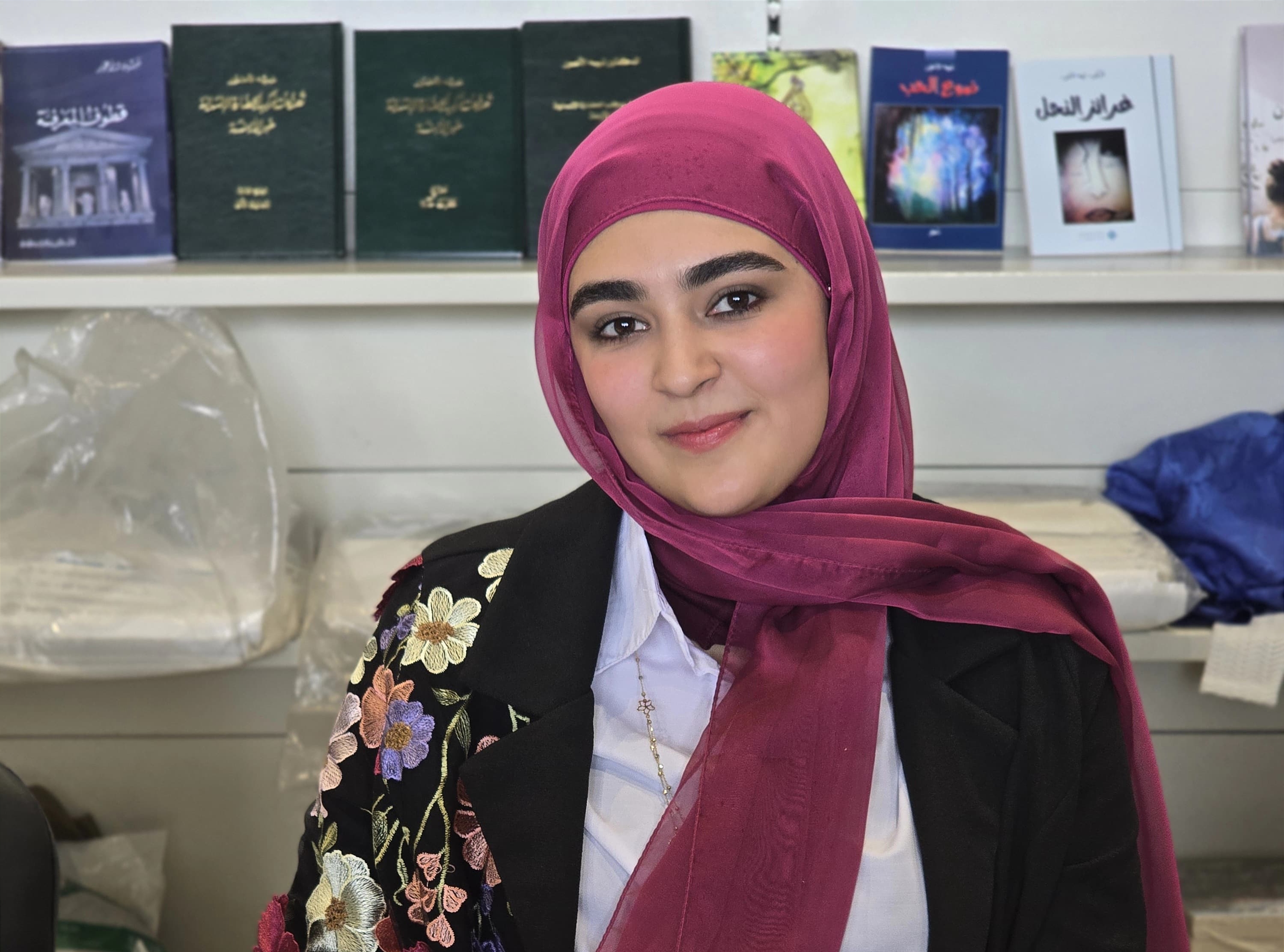 جنى جهاد الحنفي توقّع كتابها «فضلت عليك البحر» في معرض بيروت العربي الدولي للكتاب