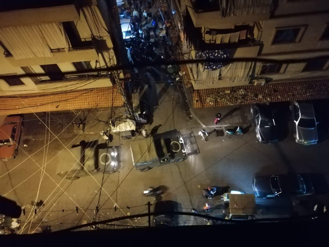 اضرار منزل جراء الاشتباك الذي حصل قبل قليل في منطقة باب التبانة طرابلس 