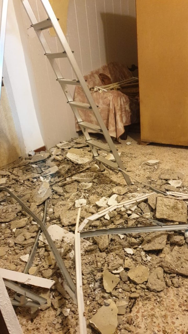 بالصور: وقوع إصابات بسقوط سقف منزل في حارة صور القديمة