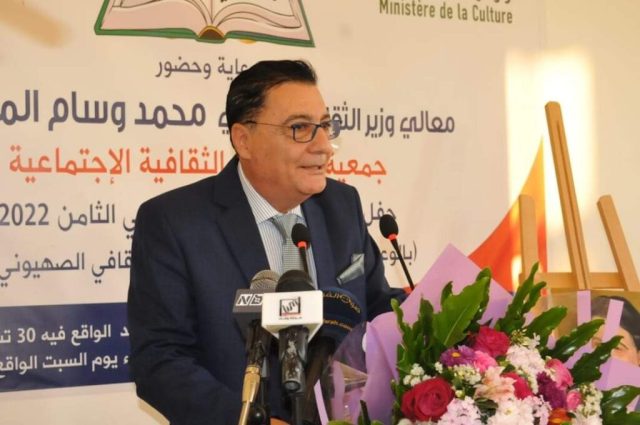 هلا صور كرمت الاعلامي والاديب الناقد جهاد أيوب ضمن فعاليات معرض الكتاب العربي