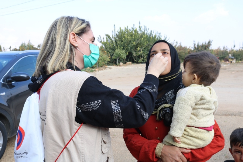 عامل في الخطوط الأمامية لمواجهة وباء الكوليرا في لبنان