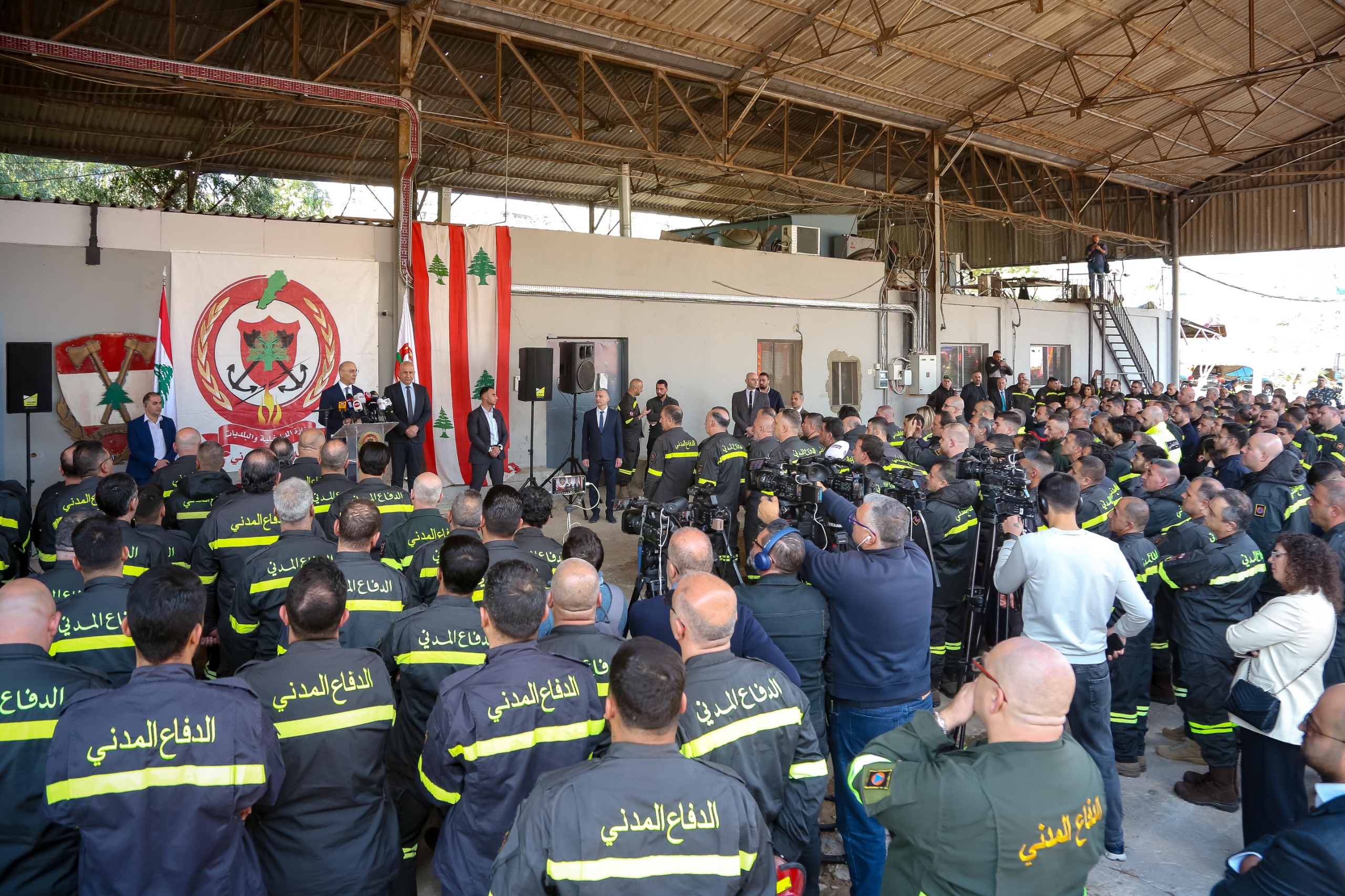زيارة معالي وزير الداخلية والبلديات إلى المديرية العامة للدفاع المدني