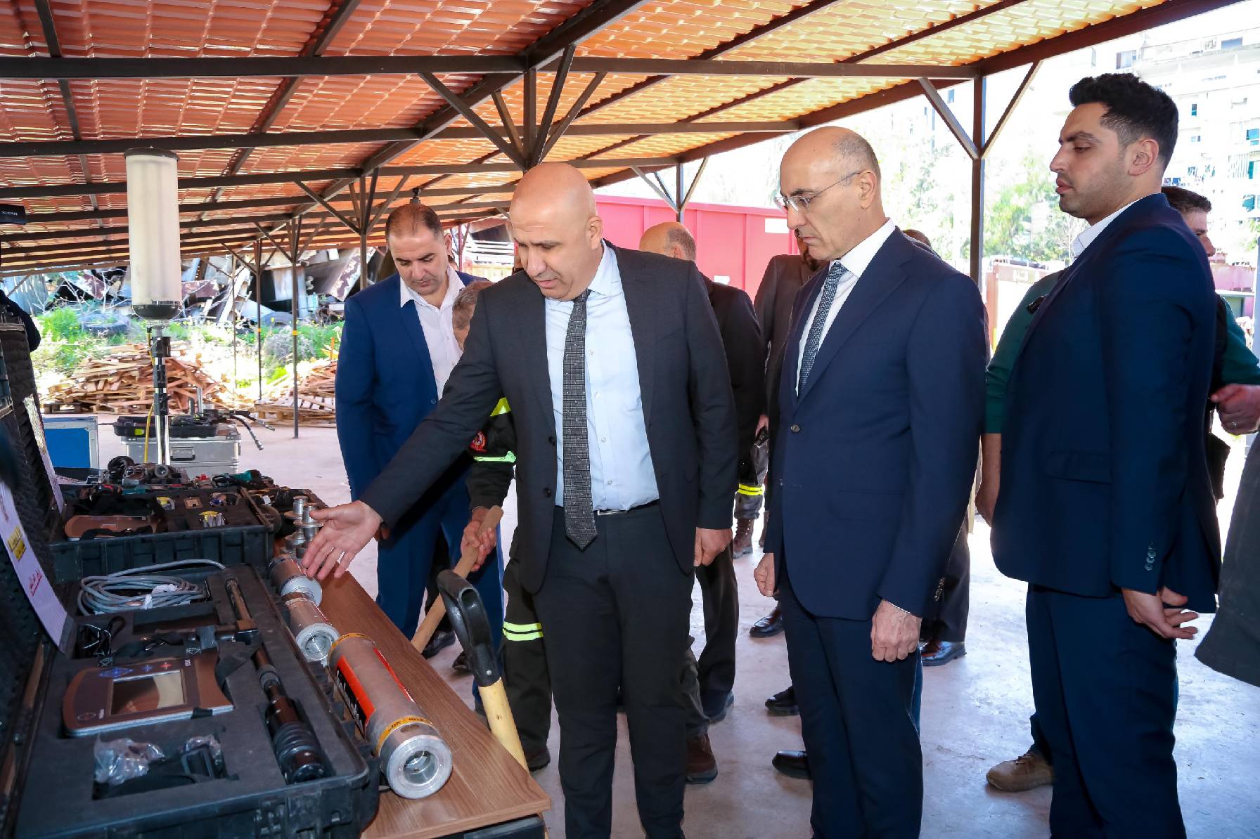 زيارة معالي وزير الداخلية والبلديات إلى المديرية العامة للدفاع المدني