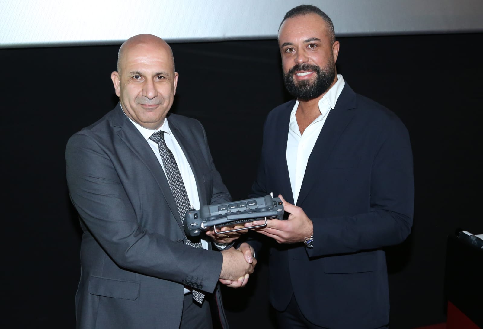 العميد الركن عماد خريش يتسلّم هبة طائرة مسيّرة مقدّمة من مؤسسة زعتر وزيت للمديرية العامة للدفاع المدني