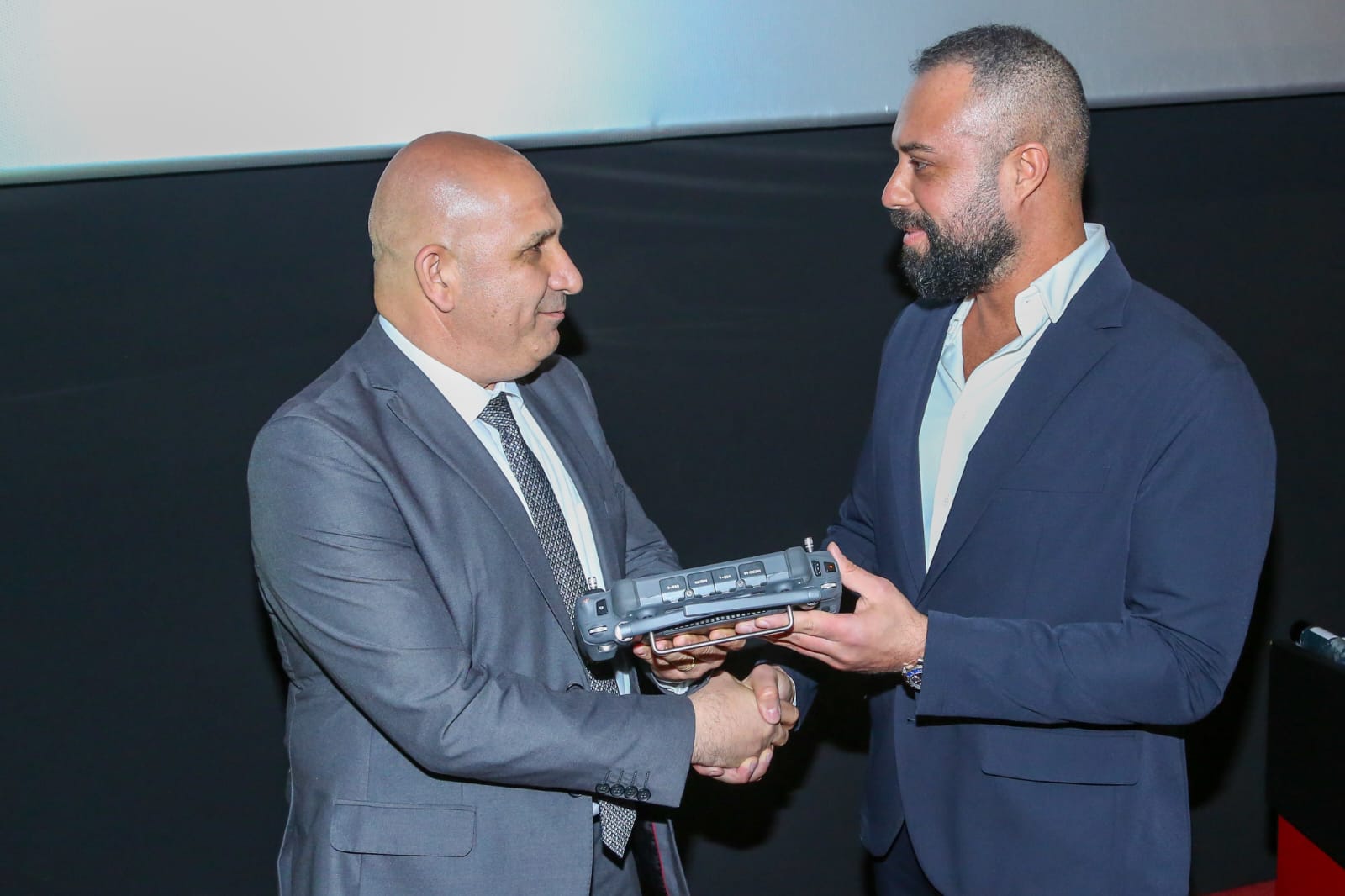 العميد الركن عماد خريش يتسلّم هبة طائرة مسيّرة مقدّمة من مؤسسة زعتر وزيت للمديرية العامة للدفاع المدني