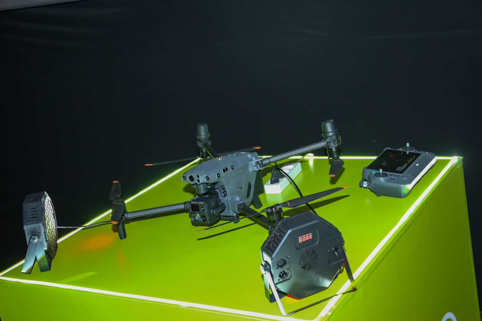 العميد الركن عماد خريش يتسلّم هبة طائرة مسيّرة مقدّمة من مؤسسة زعتر وزيت للمديرية العامة للدفاع المدني