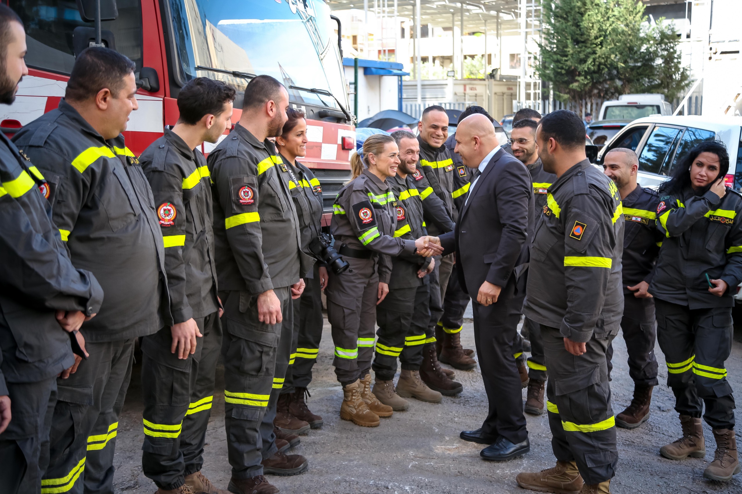 بالصورخريش تسلم آلية إطفاء هبة مقدمة من إرادة لصالح الدفاع المدني