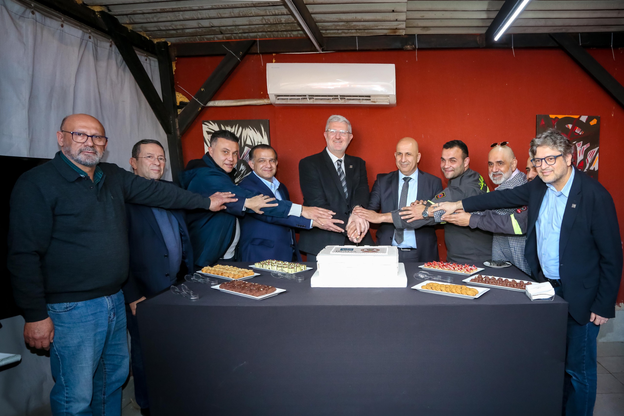 بالصورخريش تسلم آلية إطفاء هبة مقدمة من إرادة لصالح الدفاع المدني