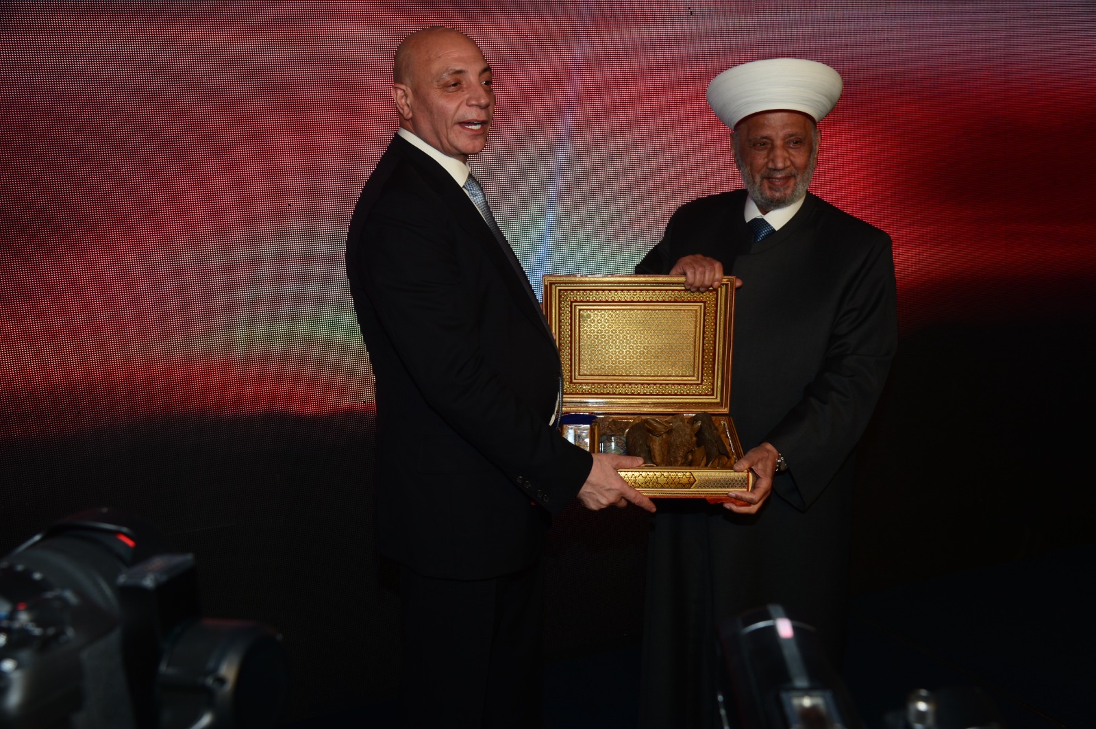 بالصور: هاشمية يقيم إفطاراً تكريمياً على شرف دريان أنا ابن السعودية وعلاقتي بها غير قابلة للتأويل ... دريان في حفل إفطار تكريمي على شرفه: نريد أن نرى مشاريع وأعمالًا تُنفذ بالسرعة الممكنة حتى تعود بيروت إلى تألقها ونضارتها وطنية - أقيم حفل إفطار تكريمي على شرف مفتي الجمهورية اللبنانية الشيخ عبد اللطيف دريان