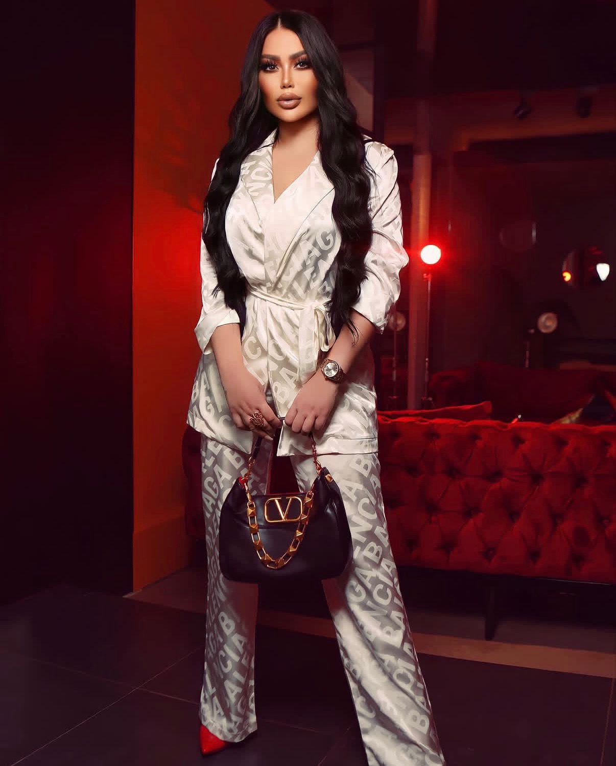 ميرنا أوزعر… عودة الوَهَج إلى سيدة الحضور الإعلامي