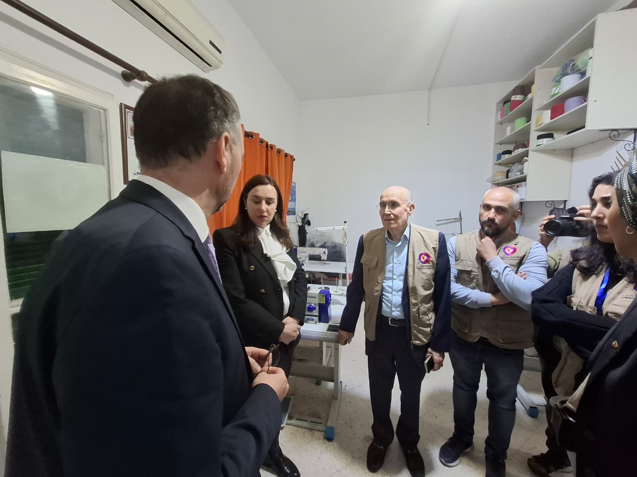 وزير خارجية بلجيكا في قلب بيروت تضامنًا مع الناس خلال زيارة تفقدية لمؤسسة عامل