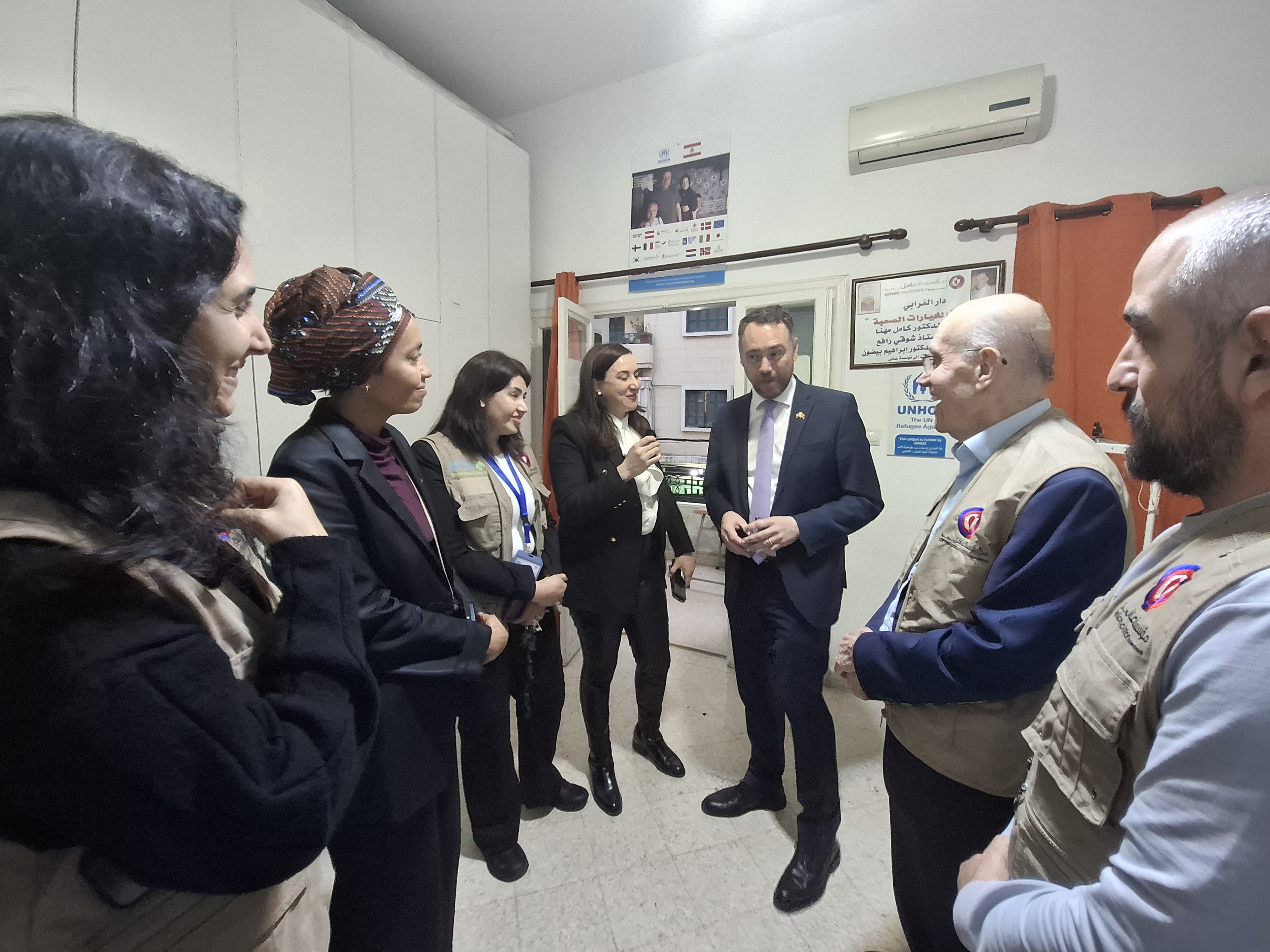 وزير خارجية بلجيكا في قلب بيروت تضامنًا مع الناس خلال زيارة تفقدية لمؤسسة عامل