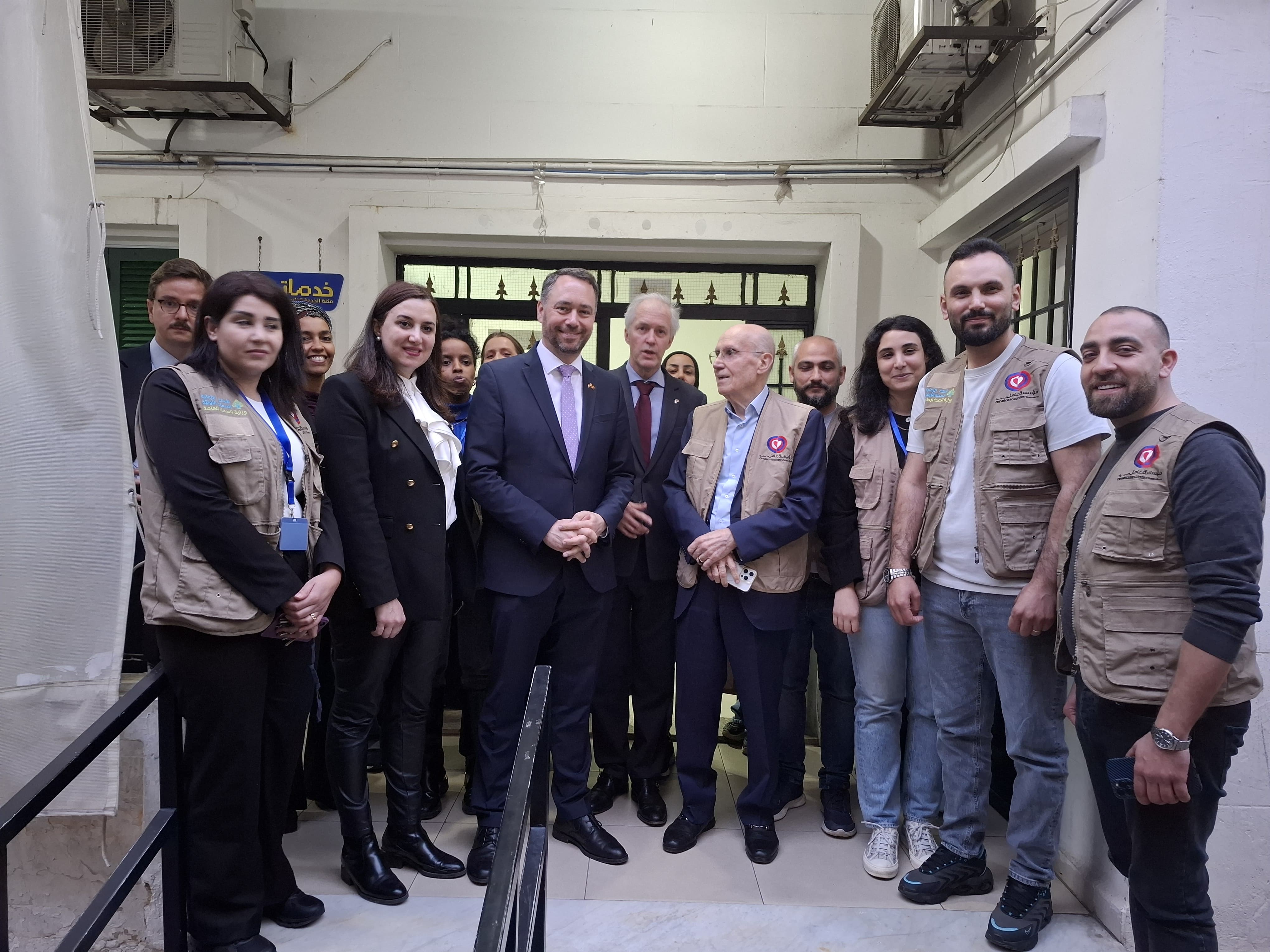 وزير خارجية بلجيكا في قلب بيروت تضامنًا مع الناس خلال زيارة تفقدية لمؤسسة عامل