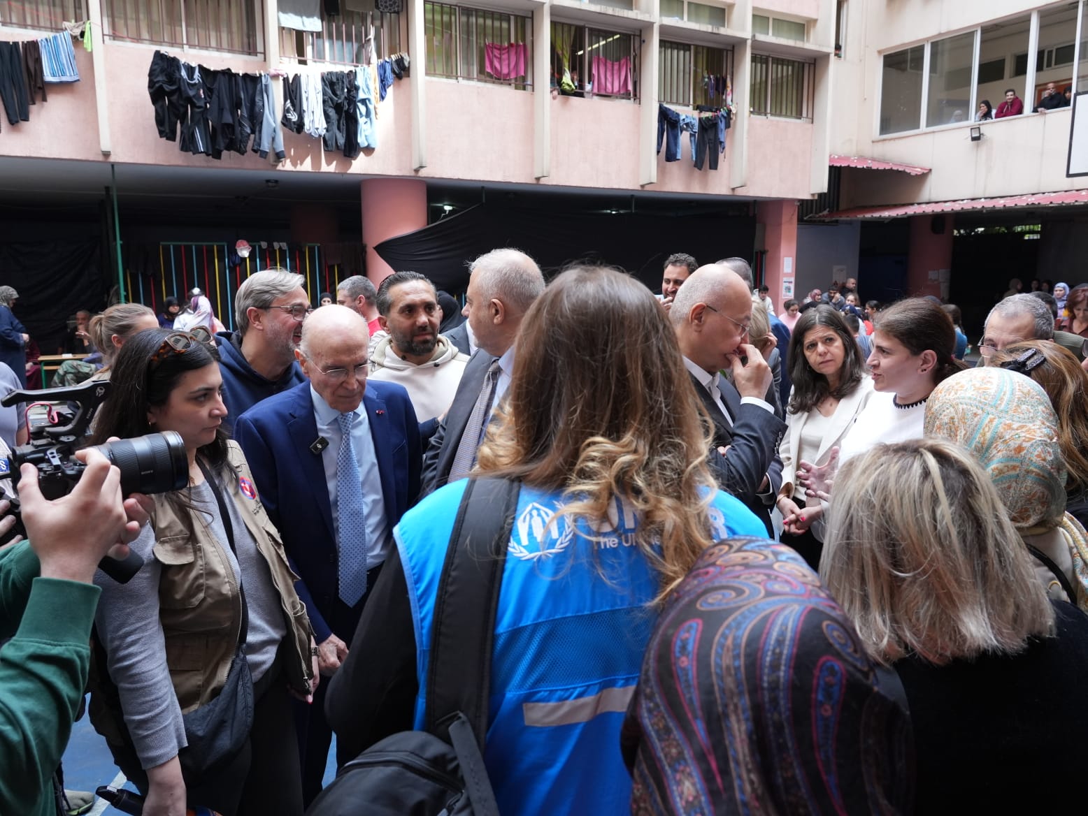 المفوّض السامي لشؤون اللاجئين برهم صالح يزور مركز إيواء في المصيطبة بحضور المحافظ عبود والدكتور مهنا: