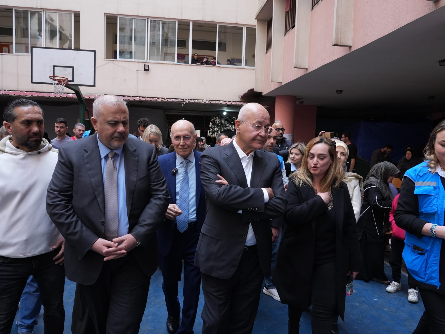 المفوّض السامي لشؤون اللاجئين برهم صالح يزور مركز إيواء في المصيطبة بحضور المحافظ عبود والدكتور مهنا: