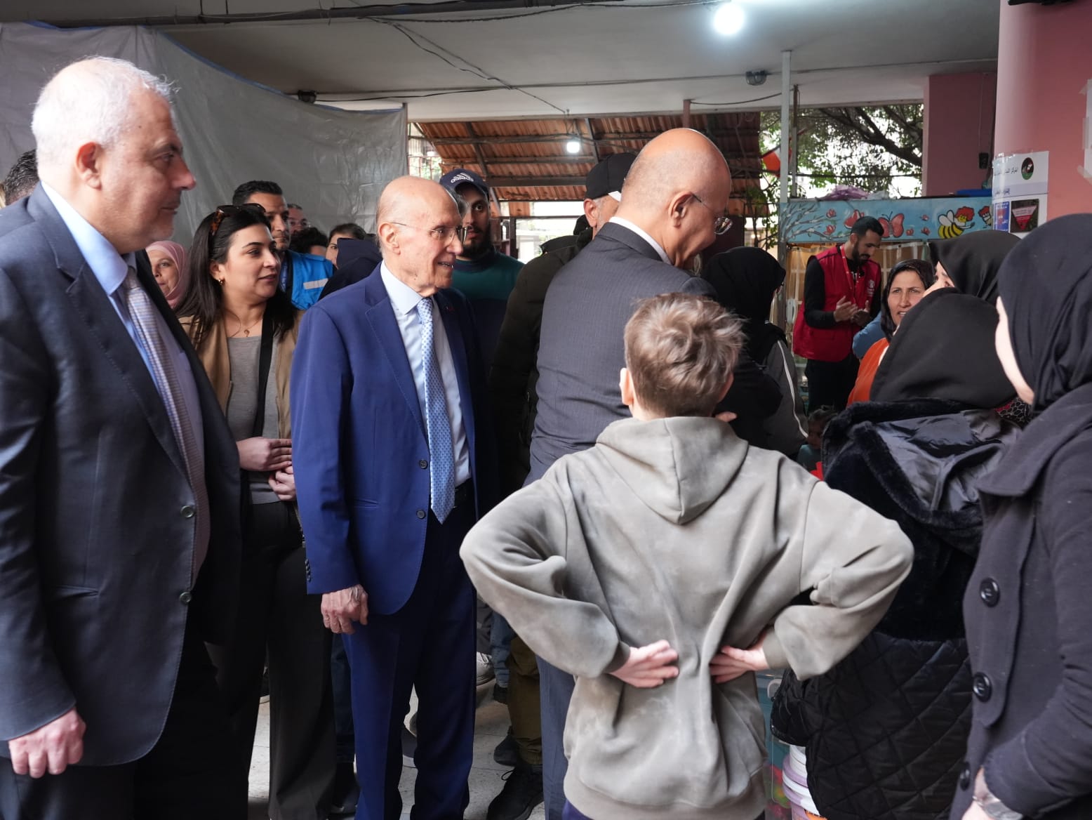 المفوّض السامي لشؤون اللاجئين برهم صالح يزور مركز إيواء في المصيطبة بحضور المحافظ عبود والدكتور مهنا: