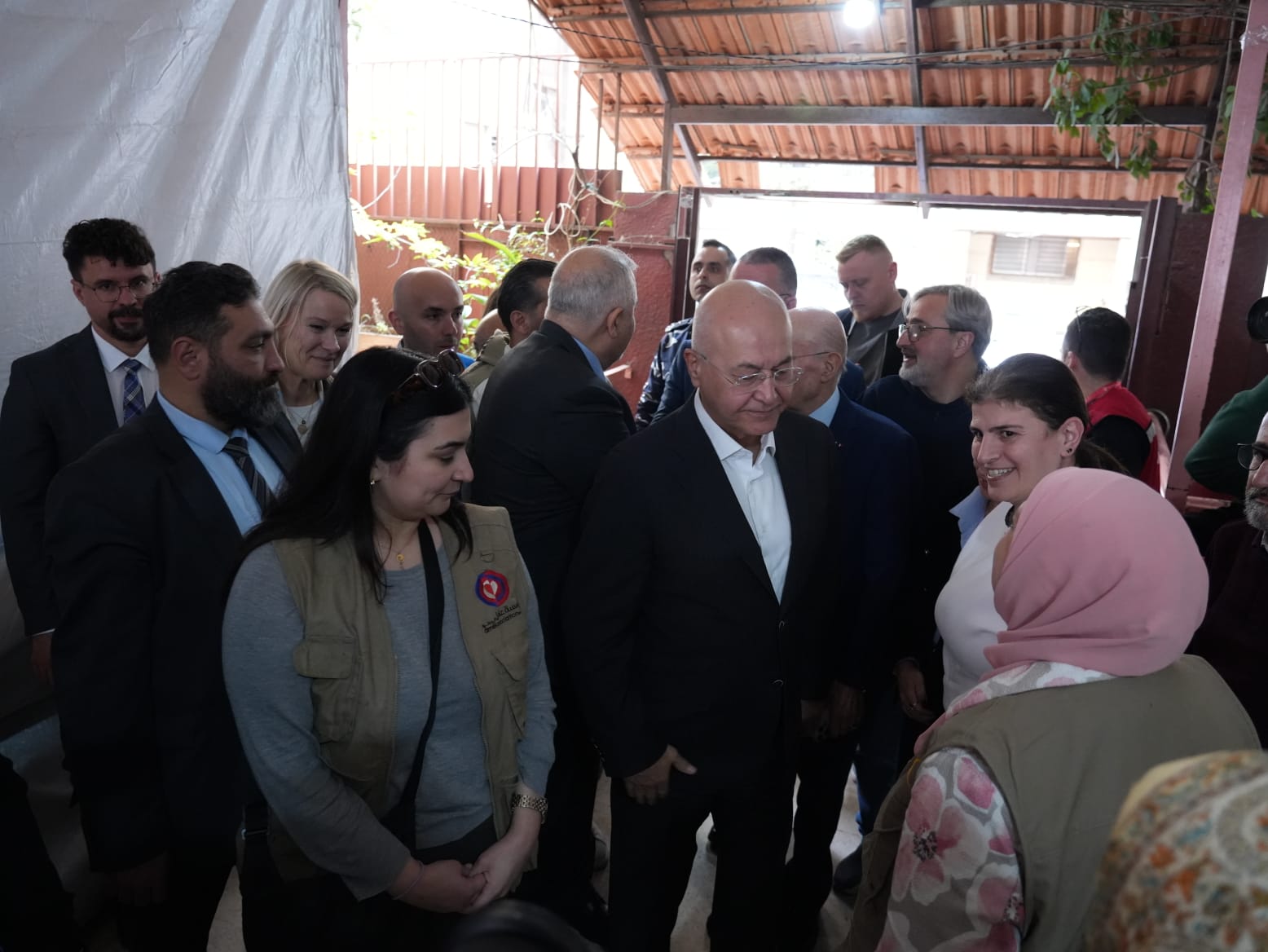 المفوّض السامي لشؤون اللاجئين برهم صالح يزور مركز إيواء في المصيطبة بحضور المحافظ عبود والدكتور مهنا: