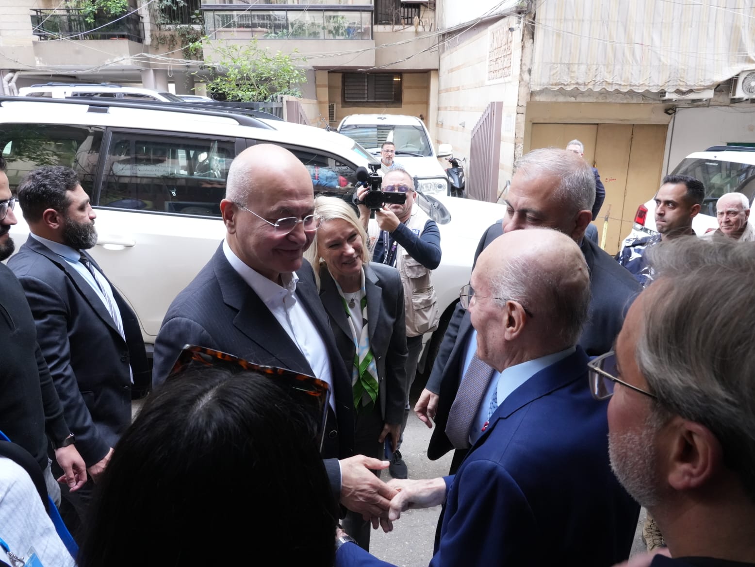 المفوّض السامي لشؤون اللاجئين برهم صالح يزور مركز إيواء في المصيطبة بحضور المحافظ عبود والدكتور مهنا: