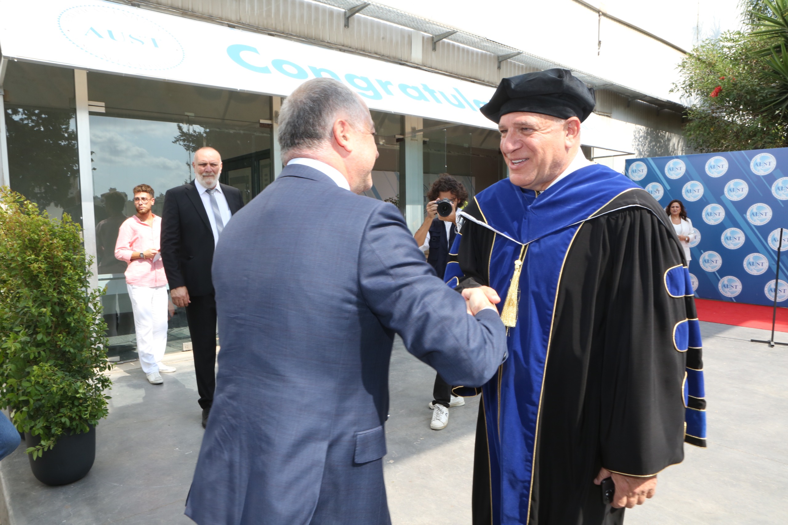 بالصور:جامعة AUST ، تخرّج طلابها في بيروت هول