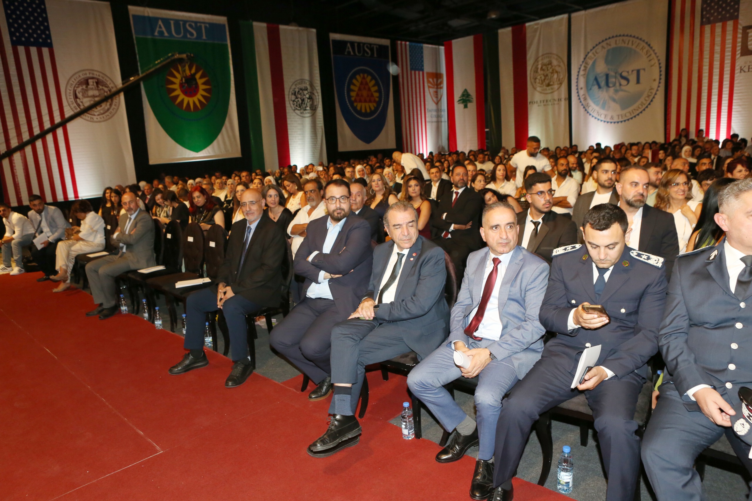 بالصور:جامعة AUST ، تخرّج طلابها في بيروت هول