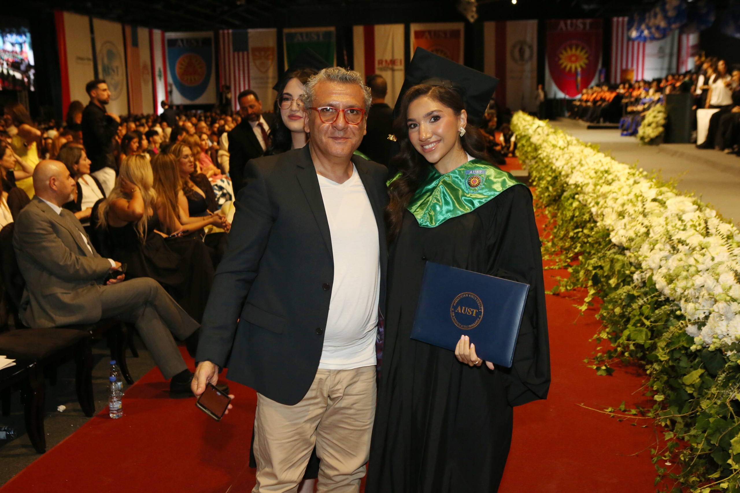 بالصور:جامعة AUST ، تخرّج طلابها في بيروت هول