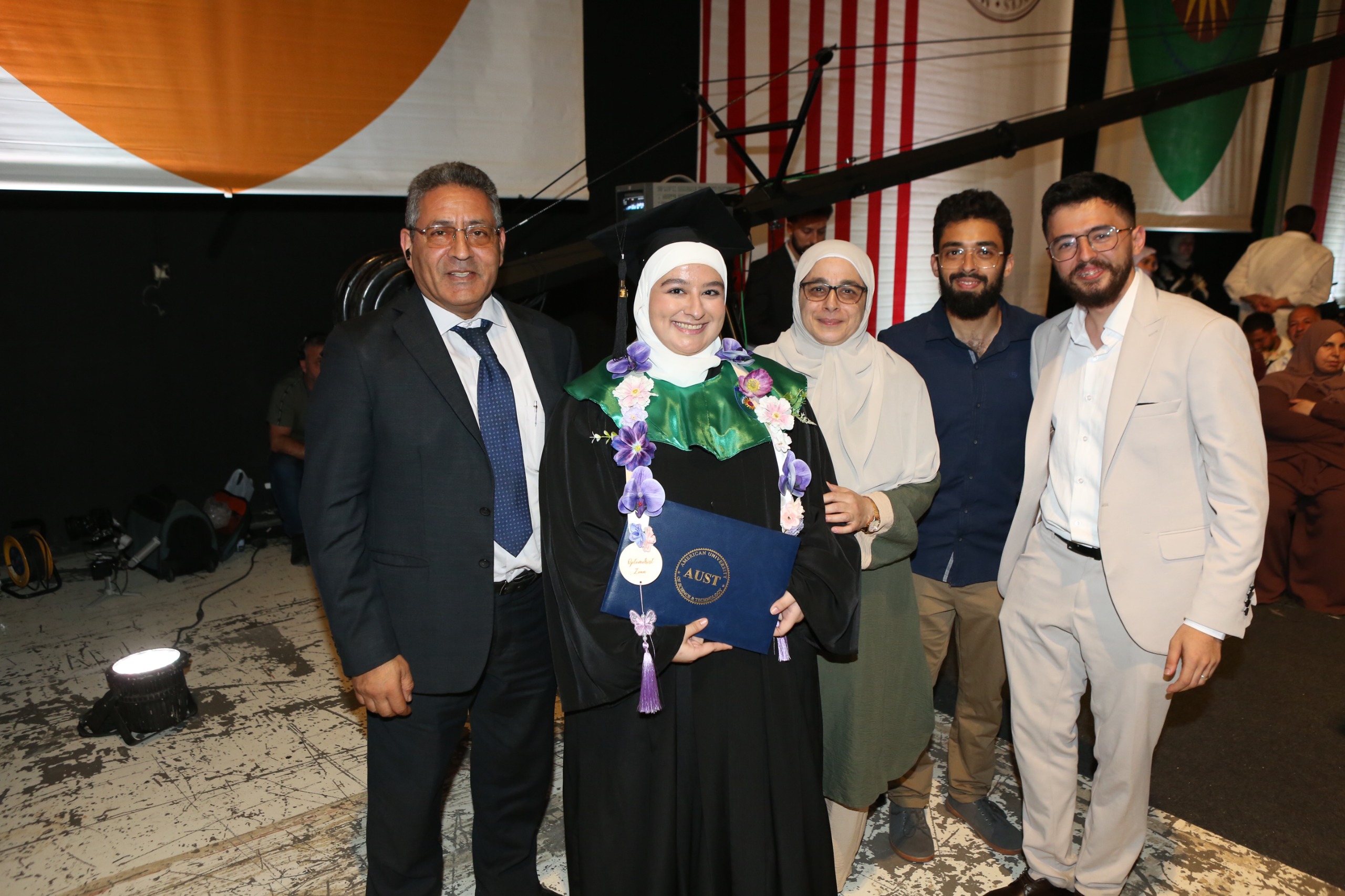 بالصور:جامعة AUST ، تخرّج طلابها في بيروت هول