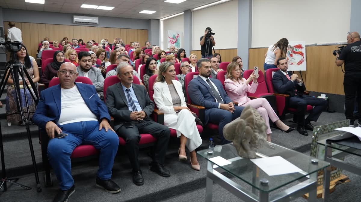 الوزير مرقص راعياً ندوة في “الصالون الثقافي” في إذاعة لبنان تضمّنت أغنية من كلمات هنري زغيب ولوحات لرسّامين ونحّاتين حضروا تعزيزاً للحوار: للمرة الأولى قانون للإعلام يكافح خطاب الكراهية نظمت وزارة الإعلام في “الصالون الثقافي” في “اذاعة لبنان”، برعاية ومشاركة وزير الإعلام المحامي د. بول مرقص، ندوة بعنوان “رسولة السلام أغنية ولوحة”، شارك فيها الشاعر هنري زغيب، ورئيسة جامعة اللاعنف وحقوق الإنسان وأستاذة تاريخ الفنون والهندسة الدكتورة إلهام كلاب البساط، وادارتها مديرة البرامج في “إذاعة لبنان” ريتا نجيم الرومي، في إطار الحملة الهادفة إلى مكافحة خطاب الكراهية وتعزيز ثقافة المحبة والسلم. مرقص الصالون الثقافي مرقص ندوة الصالون الثقافي مرقص الصالون الثقافي مرقص الصالون الثقافي مرقص ندوة الصالون الثقافيمرقص الصالون الثقافي تخلل الندوة إطلاق أغنية خاصة بالحملة من كلمات الشاعر هنري زغيب وألحان وغناء يحيى الحسن وتوزيع حسن المعوش، إلى جانب مشاركة نحو 15 فناناً من “ملتقى الألوان” برئاسة الفنان محمد علوش، عرضوا لأعمالهم الفنية ورسوماتهم المباشرة، عند مدخل الوزارة ، محولة آثار الحرب والدمار إلى أعمال إبداعية ورسالة ضد الكراهية ونشر الحب والسلام، بينها قطعة ضخمة من «متحف الشظايا» للفنان شارل نصار، تجسد سيدة بطول 180 سنتيمتراً مصنوعة من الشظايا والرصاص، إلى جانب أرزة وعدد من أعماله، فضلا عن مجموعة من الأعمال الزجاجية لـ«محترف بيت محمد يونس» المصنوعة من الزجاج المحطم والمتناثر في الجنوب خلال الحروب المتتالية، وعمل للفنانة ثريا حلال أنجزته من بقايا منزلها المدمر. الرومي استهلّت الندوة بالنشيد الوطني، ثم ترحيب للإعلامية ريتا نجيم الرومي، بالحضور في ندوة “رسولة السلام أغنية ولوحة”، مؤكدة “أن فكرتها انطلقت من رسالة وزارة الإعلام الرافضة لخطاب العنف والكراهية، وتحويل الحقد إلى جمال والعنف والانقسام إلى فن وتلاق” وأشارت إلى “أن اللوحات المنتشرة عند مدخل الإذاعة وفي الممر المؤدي إلى الندوة تحمل رسالة مفادها أننا “جميعاً نحب الجمال ونكره الحقد والكراهية”، لافتة إلى “أن الفن والموسيقى قادران على منح الإنسان الراحة والدهشة، واستبدال خطاب العنف والكراهية بما أودعه الله في الإنسان من فكر وقوة للخير”. وقالت الرومي :”إن وزارة الإعلام، برعاية الوزير، تعمل “من أجل الجمال، ونستبدل الشر بالخير والانقسام بالتلاقي”، مؤكدة “أن هذه الرسالة ليست جديدة على الوزارة أو إذاعة لبنان أو جامعة بيروت العربية”. وشددت على أن “الكلمة قادرة على فتح الأبواب الحديدية”، وهي طريق إلى الآخر وإلى سلام النفس، مستشهدة بالقول: “من يرنم وكأنه يصلي مرتين”. الوزير مرقص بدوره، أكد الوزير مرقص “أن الفن الصادق والتعبير الثقافي يمثلان رسالة محبة وسلام ومواجهة الصعاب بالأمل”. وأوضح “أن هذا المكان الذي أُعد بدعم الجامعة العربية شهد انطلاقته في أحلك لحظات الحرب ليؤكد إرادة التحدي بالعمل والأمل”، مشدداً على أنه “وبسبب الجراح النازفة في الجنوب والاعتداءات الاسرائيلية والاحتلال الإسرائيلي المستمر، فإن الجهود الرسمية بقيادة فخامة الرئيس ودولة رئيس مجلس الوزراء مستمرة ومكثفة في المحافل الدولية لتحرير الأراضي اللبنانية كما شهدتم في نيويورك خلال الاجتماعات الرسمية الأخيرة”، مشيراً إلى “أن الفرحة الوطنية تبقى منقوصة حتى تحقيق الأهداف الثابتة بعودة الأهالي وإعمار القرى واستكمال تحرير الأسرى” وأشار الوزير مرقص إلى “أن مختلف التعبيرات الفنية من رسم ونحت وقلم، تصب في خدمة السلام والألفة وتتقاطع مع مقاصد الأديان كافة” كما اكد “أن الفن الراقي يمتلك القدرة على التعبير عن الجمال الإنساني بأعلى درجات الكرامة والاحترام”. ولفت الوزير مرقص الى” قانون الإعلام اللبناني الجديد، يتضمن للمرة الأولى أحكاماً صريحة تتناول مكافحة خطاب الكراهية والتنفير اللفظي والمعنوي والحد من التمييز والتحريض على الفتنة، مع تحديد معايير واضحة للقضاء عبر المادة 104 (فقرة أ)، التي تجرّم استخدام وسائل النشر للتحريض على النزاع الطائفي أو على العنف ضد أشخاص أو جماعة بسبب انتمائهم أو عدم انتمائهم العرقي أو الديني أو المذهبي أو اللون أو الجنس”. وأوضح أن” تقدير قيام التحريض لا يستند إلى مجرد انتشار الخطاب أو تداوله، بل يأخذ في الاعتبار السياق الاجتماعي والسياسي، ومقام الفاعل وموقعه لدى الجمهور، والنية في التحريض، إلى جانب محتوى الخطاب وشكله وأسلوبه، ومدى انتشاره، وأرجحية إفضائه إلى ضرر أو إلى عمل فعلي ضد الأشخاص أو المجموعة المستهدفة”. وحذر الوزير مرقص من “خطورة الانفعالات والتشنجات الاجتماعية أثناء الحروب والأزمات”، مؤكدا أنها “قد تغذي انقسامات أشد خطورة وتدميرا للمجتمع من العدوان الخارجي نفسه”. ولفت إلى أن وزارة الإعلام “ورغم انعدام صلاحياتها القانونية المباشرة على وسائل التواصل الاجتماعي – تضطلع بمسؤولياتها الوطنية والأخلاقية والأدبية، حيث أطلقت بالتعاون مع المنظمات الدولية (مثل اليونسكو، وبرنامج الأمم المتحدة الإنمائي، وقوات اليونيفيل، والصليب الأحمر) والوزارات المعنية حملات توعية مكثفة استهدفت المدارس والجامعات والمنصات الرقمية من دون أن تكلف الخزينة العامة أي أعباء مالية”. واختتم بالاشارة الى” بث نحو 15 فيديو توعويا حثت رواد العالم الرقمي على الالتزام بشعار “اختلفوا بمحبة، اختلفوا من دون خلاف”، واحترام كرامة الآخر وحرياته ورموزه المقدسة وشعائره وخصوصياته العائلية وغيرها”، لافتا إلى “ان الحملات التوعوية قامت بعملها إلا انه يلزمنا المزيد من العمل على هذا الموضوع لذلك نحن مستمرون في عملنا”، مشدداً على “أن الرأي السديد ينشأ من المنطق والاحترام وعدم الغاء الآخر وعدم التحدث بكراهية “، داعياً إلى “إبقاء المنصات الرقمية مساحة للتفاعل والتواصل الاجتماعي لا تحويلها إلى جبهات”. زغيب بدوره، الشاعر هنري زغيب أكد في مداخلته، “أن قيمة الرسالة الإبداعية تكمن في أصالتها وقدرتها على التأثير المباشر في وجدان المتلقي”، مستشهداً ب”قصة رمزية جرت على جسر بروكلين في نيويورك، حين غيّر شاعر العبارة التي وضعها متسول كفيف أمامه من «أنا أعمى ساعدوني» إلى «بعد أيام قليلة سيأتي الربيع ولن أستطيع رؤيته كما ترونه»، ما أحدث تحولا وجدانياً لدى المارة. وأوضح “أن الكلمة واللوحة الفنية تشكلان شاهداً خالداً على تاريخ الشعوب ومآسيها”، مستشهداً بلوحة «جرنيكا» لبيكاسو،” التي بقيت رمزاً لذاكرة أهوال الحرب، وبإبداعات الفنانين اللبنانيين خلال الحرب”. وأشار إلى ما ذكرته الإعلامية ريتا نجيم الرومي عن رسالة لبنان القائمة على السلام والجمال، مستحضراً مقولة دوستويفسكي «الجمال ينقذ العالم» وأبياتاً للشاعر سعيد عقل، ومؤكداً أن «الكلمة التي لا تترك أثراً عاطفياً هي كلمة ميتة”. البساط ثم قدمت رئيسة جامعة اللاعنف وحقوق الإنسان وأستاذة تاريخ الفنون والهندسة الدكتورة إلهام كلاب قراءة تحليلية للوحة «جرنيكا» للفنان بابلو بيكاسو، باعتبارها وثيقة سياسية وإنسانية خالدة تناهض العدوان وتخلد مآسي الحروب. واستعرضت سياق إنجاز اللوحة عام 1937، إبان قصف مدينة جرنيكا خلال الحرب الأهلية الإسبانية، مشيرة إلى أن” بيكاسو أنجزها خلال 33 يوماً”، مستحضرة رده الشهير على ضابط ألماني سأله «هل هذا عملك؟»، فأجاب: «بل هو عملكم أنتم!». وتناولت كلاب أبرز رموز اللوحة، من النساء المستنجدات والأم المفجوعة والثور الغاضب، إلى الحصان الجريح والجندي الصريع المتمسك بوردة صغيرة وحمامة السلام، معتبرة أن “هذه العناصر تجسد الألم الإنساني في مواجهة الحرب والعدوان”. وحذرت من “هيمنة صناعة وتجارة السلاح العالمية، تسهم في إشعال الحروب والنزاعات خدمة للمصالح الاقتصادية والتجارية على حساب الأرواح والقيم الإنسانية، داعية الأدباء والفنانين والمثقفين إلى الصمود وإعلاء صوت الفن الإنساني في مواجهة التحديات”. لقاءات وعلى هامش الندوة، تحدث عدد من الفنانين المشاركين لـ”الوطنية” عن أعمالهم والرسائل التي تحملها، فتنوعت بين الدعوة إلى التكاتف الوطني، وتقبل الاختلاف، والتمسك بالأرض والتراث، واستحضار الأمل والمحبة والسلام. وجسدت الأعمال من “قطار لبنان”و”الاختلاف مش خلاف” إلى “حلم الأرض” وأعمال مستوحاة من الجنوب والزيتون، رؤى فنية مختلفة للبنان، فيما حوّل بعض الفنانين آثار الحرب وبقايا القذائف إلى أعمال فنية تحمل رسائل إنسانية. مصدر الصور والخبر موقع وزارة الاعلام والإعلام للدراسات