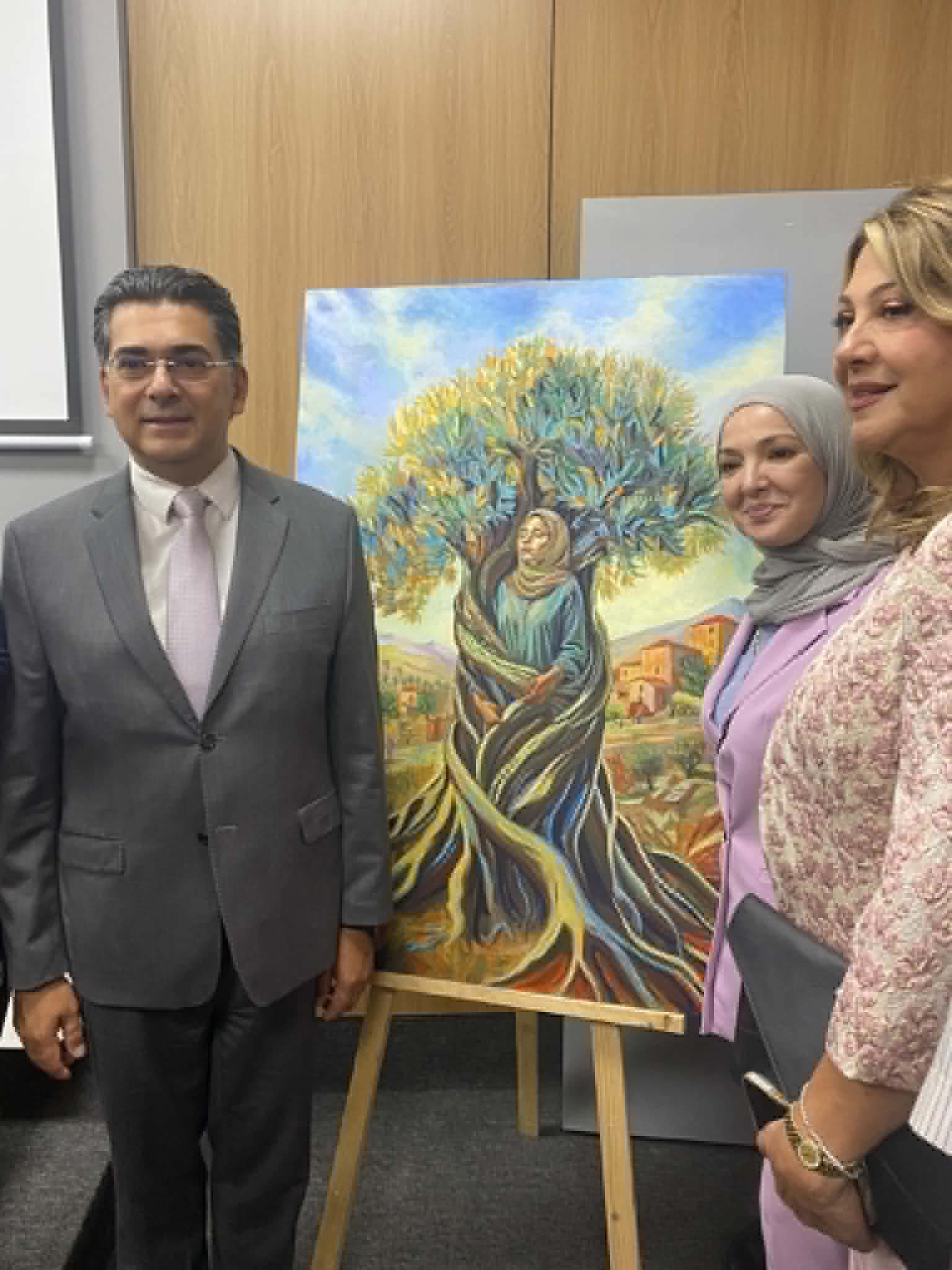 الوزير مرقص راعياً ندوة في “الصالون الثقافي” في إذاعة لبنان تضمّنت أغنية من كلمات هنري زغيب ولوحات لرسّامين ونحّاتين حضروا تعزيزاً للحوار: للمرة الأولى قانون للإعلام يكافح خطاب الكراهية نظمت وزارة الإعلام في “الصالون الثقافي” في “اذاعة لبنان”، برعاية ومشاركة وزير الإعلام المحامي د. بول مرقص، ندوة بعنوان “رسولة السلام أغنية ولوحة”، شارك فيها الشاعر هنري زغيب، ورئيسة جامعة اللاعنف وحقوق الإنسان وأستاذة تاريخ الفنون والهندسة الدكتورة إلهام كلاب البساط، وادارتها مديرة البرامج في “إذاعة لبنان” ريتا نجيم الرومي، في إطار الحملة الهادفة إلى مكافحة خطاب الكراهية وتعزيز ثقافة المحبة والسلم. مرقص الصالون الثقافي مرقص ندوة الصالون الثقافي مرقص الصالون الثقافي مرقص الصالون الثقافي مرقص ندوة الصالون الثقافيمرقص الصالون الثقافي تخلل الندوة إطلاق أغنية خاصة بالحملة من كلمات الشاعر هنري زغيب وألحان وغناء يحيى الحسن وتوزيع حسن المعوش، إلى جانب مشاركة نحو 15 فناناً من “ملتقى الألوان” برئاسة الفنان محمد علوش، عرضوا لأعمالهم الفنية ورسوماتهم المباشرة، عند مدخل الوزارة ، محولة آثار الحرب والدمار إلى أعمال إبداعية ورسالة ضد الكراهية ونشر الحب والسلام، بينها قطعة ضخمة من «متحف الشظايا» للفنان شارل نصار، تجسد سيدة بطول 180 سنتيمتراً مصنوعة من الشظايا والرصاص، إلى جانب أرزة وعدد من أعماله، فضلا عن مجموعة من الأعمال الزجاجية لـ«محترف بيت محمد يونس» المصنوعة من الزجاج المحطم والمتناثر في الجنوب خلال الحروب المتتالية، وعمل للفنانة ثريا حلال أنجزته من بقايا منزلها المدمر. الرومي استهلّت الندوة بالنشيد الوطني، ثم ترحيب للإعلامية ريتا نجيم الرومي، بالحضور في ندوة “رسولة السلام أغنية ولوحة”، مؤكدة “أن فكرتها انطلقت من رسالة وزارة الإعلام الرافضة لخطاب العنف والكراهية، وتحويل الحقد إلى جمال والعنف والانقسام إلى فن وتلاق” وأشارت إلى “أن اللوحات المنتشرة عند مدخل الإذاعة وفي الممر المؤدي إلى الندوة تحمل رسالة مفادها أننا “جميعاً نحب الجمال ونكره الحقد والكراهية”، لافتة إلى “أن الفن والموسيقى قادران على منح الإنسان الراحة والدهشة، واستبدال خطاب العنف والكراهية بما أودعه الله في الإنسان من فكر وقوة للخير”. وقالت الرومي :”إن وزارة الإعلام، برعاية الوزير، تعمل “من أجل الجمال، ونستبدل الشر بالخير والانقسام بالتلاقي”، مؤكدة “أن هذه الرسالة ليست جديدة على الوزارة أو إذاعة لبنان أو جامعة بيروت العربية”. وشددت على أن “الكلمة قادرة على فتح الأبواب الحديدية”، وهي طريق إلى الآخر وإلى سلام النفس، مستشهدة بالقول: “من يرنم وكأنه يصلي مرتين”. الوزير مرقص بدوره، أكد الوزير مرقص “أن الفن الصادق والتعبير الثقافي يمثلان رسالة محبة وسلام ومواجهة الصعاب بالأمل”. وأوضح “أن هذا المكان الذي أُعد بدعم الجامعة العربية شهد انطلاقته في أحلك لحظات الحرب ليؤكد إرادة التحدي بالعمل والأمل”، مشدداً على أنه “وبسبب الجراح النازفة في الجنوب والاعتداءات الاسرائيلية والاحتلال الإسرائيلي المستمر، فإن الجهود الرسمية بقيادة فخامة الرئيس ودولة رئيس مجلس الوزراء مستمرة ومكثفة في المحافل الدولية لتحرير الأراضي اللبنانية كما شهدتم في نيويورك خلال الاجتماعات الرسمية الأخيرة”، مشيراً إلى “أن الفرحة الوطنية تبقى منقوصة حتى تحقيق الأهداف الثابتة بعودة الأهالي وإعمار القرى واستكمال تحرير الأسرى” وأشار الوزير مرقص إلى “أن مختلف التعبيرات الفنية من رسم ونحت وقلم، تصب في خدمة السلام والألفة وتتقاطع مع مقاصد الأديان كافة” كما اكد “أن الفن الراقي يمتلك القدرة على التعبير عن الجمال الإنساني بأعلى درجات الكرامة والاحترام”. ولفت الوزير مرقص الى” قانون الإعلام اللبناني الجديد، يتضمن للمرة الأولى أحكاماً صريحة تتناول مكافحة خطاب الكراهية والتنفير اللفظي والمعنوي والحد من التمييز والتحريض على الفتنة، مع تحديد معايير واضحة للقضاء عبر المادة 104 (فقرة أ)، التي تجرّم استخدام وسائل النشر للتحريض على النزاع الطائفي أو على العنف ضد أشخاص أو جماعة بسبب انتمائهم أو عدم انتمائهم العرقي أو الديني أو المذهبي أو اللون أو الجنس”. وأوضح أن” تقدير قيام التحريض لا يستند إلى مجرد انتشار الخطاب أو تداوله، بل يأخذ في الاعتبار السياق الاجتماعي والسياسي، ومقام الفاعل وموقعه لدى الجمهور، والنية في التحريض، إلى جانب محتوى الخطاب وشكله وأسلوبه، ومدى انتشاره، وأرجحية إفضائه إلى ضرر أو إلى عمل فعلي ضد الأشخاص أو المجموعة المستهدفة”. وحذر الوزير مرقص من “خطورة الانفعالات والتشنجات الاجتماعية أثناء الحروب والأزمات”، مؤكدا أنها “قد تغذي انقسامات أشد خطورة وتدميرا للمجتمع من العدوان الخارجي نفسه”. ولفت إلى أن وزارة الإعلام “ورغم انعدام صلاحياتها القانونية المباشرة على وسائل التواصل الاجتماعي – تضطلع بمسؤولياتها الوطنية والأخلاقية والأدبية، حيث أطلقت بالتعاون مع المنظمات الدولية (مثل اليونسكو، وبرنامج الأمم المتحدة الإنمائي، وقوات اليونيفيل، والصليب الأحمر) والوزارات المعنية حملات توعية مكثفة استهدفت المدارس والجامعات والمنصات الرقمية من دون أن تكلف الخزينة العامة أي أعباء مالية”. واختتم بالاشارة الى” بث نحو 15 فيديو توعويا حثت رواد العالم الرقمي على الالتزام بشعار “اختلفوا بمحبة، اختلفوا من دون خلاف”، واحترام كرامة الآخر وحرياته ورموزه المقدسة وشعائره وخصوصياته العائلية وغيرها”، لافتا إلى “ان الحملات التوعوية قامت بعملها إلا انه يلزمنا المزيد من العمل على هذا الموضوع لذلك نحن مستمرون في عملنا”، مشدداً على “أن الرأي السديد ينشأ من المنطق والاحترام وعدم الغاء الآخر وعدم التحدث بكراهية “، داعياً إلى “إبقاء المنصات الرقمية مساحة للتفاعل والتواصل الاجتماعي لا تحويلها إلى جبهات”. زغيب بدوره، الشاعر هنري زغيب أكد في مداخلته، “أن قيمة الرسالة الإبداعية تكمن في أصالتها وقدرتها على التأثير المباشر في وجدان المتلقي”، مستشهداً ب”قصة رمزية جرت على جسر بروكلين في نيويورك، حين غيّر شاعر العبارة التي وضعها متسول كفيف أمامه من «أنا أعمى ساعدوني» إلى «بعد أيام قليلة سيأتي الربيع ولن أستطيع رؤيته كما ترونه»، ما أحدث تحولا وجدانياً لدى المارة. وأوضح “أن الكلمة واللوحة الفنية تشكلان شاهداً خالداً على تاريخ الشعوب ومآسيها”، مستشهداً بلوحة «جرنيكا» لبيكاسو،” التي بقيت رمزاً لذاكرة أهوال الحرب، وبإبداعات الفنانين اللبنانيين خلال الحرب”. وأشار إلى ما ذكرته الإعلامية ريتا نجيم الرومي عن رسالة لبنان القائمة على السلام والجمال، مستحضراً مقولة دوستويفسكي «الجمال ينقذ العالم» وأبياتاً للشاعر سعيد عقل، ومؤكداً أن «الكلمة التي لا تترك أثراً عاطفياً هي كلمة ميتة”. البساط ثم قدمت رئيسة جامعة اللاعنف وحقوق الإنسان وأستاذة تاريخ الفنون والهندسة الدكتورة إلهام كلاب قراءة تحليلية للوحة «جرنيكا» للفنان بابلو بيكاسو، باعتبارها وثيقة سياسية وإنسانية خالدة تناهض العدوان وتخلد مآسي الحروب. واستعرضت سياق إنجاز اللوحة عام 1937، إبان قصف مدينة جرنيكا خلال الحرب الأهلية الإسبانية، مشيرة إلى أن” بيكاسو أنجزها خلال 33 يوماً”، مستحضرة رده الشهير على ضابط ألماني سأله «هل هذا عملك؟»، فأجاب: «بل هو عملكم أنتم!». وتناولت كلاب أبرز رموز اللوحة، من النساء المستنجدات والأم المفجوعة والثور الغاضب، إلى الحصان الجريح والجندي الصريع المتمسك بوردة صغيرة وحمامة السلام، معتبرة أن “هذه العناصر تجسد الألم الإنساني في مواجهة الحرب والعدوان”. وحذرت من “هيمنة صناعة وتجارة السلاح العالمية، تسهم في إشعال الحروب والنزاعات خدمة للمصالح الاقتصادية والتجارية على حساب الأرواح والقيم الإنسانية، داعية الأدباء والفنانين والمثقفين إلى الصمود وإعلاء صوت الفن الإنساني في مواجهة التحديات”. لقاءات وعلى هامش الندوة، تحدث عدد من الفنانين المشاركين لـ”الوطنية” عن أعمالهم والرسائل التي تحملها، فتنوعت بين الدعوة إلى التكاتف الوطني، وتقبل الاختلاف، والتمسك بالأرض والتراث، واستحضار الأمل والمحبة والسلام. وجسدت الأعمال من “قطار لبنان”و”الاختلاف مش خلاف” إلى “حلم الأرض” وأعمال مستوحاة من الجنوب والزيتون، رؤى فنية مختلفة للبنان، فيما حوّل بعض الفنانين آثار الحرب وبقايا القذائف إلى أعمال فنية تحمل رسائل إنسانية. مصدر الصور والخبر موقع وزارة الاعلام والإعلام للدراسات