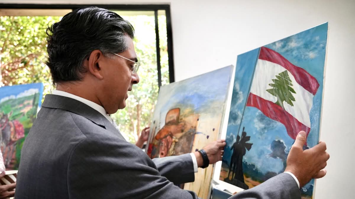 الوزير مرقص راعياً ندوة في “الصالون الثقافي” في إذاعة لبنان تضمّنت أغنية من كلمات هنري زغيب ولوحات لرسّامين ونحّاتين حضروا تعزيزاً للحوار: للمرة الأولى قانون للإعلام يكافح خطاب الكراهية نظمت وزارة الإعلام في “الصالون الثقافي” في “اذاعة لبنان”، برعاية ومشاركة وزير الإعلام المحامي د. بول مرقص، ندوة بعنوان “رسولة السلام أغنية ولوحة”، شارك فيها الشاعر هنري زغيب، ورئيسة جامعة اللاعنف وحقوق الإنسان وأستاذة تاريخ الفنون والهندسة الدكتورة إلهام كلاب البساط، وادارتها مديرة البرامج في “إذاعة لبنان” ريتا نجيم الرومي، في إطار الحملة الهادفة إلى مكافحة خطاب الكراهية وتعزيز ثقافة المحبة والسلم. مرقص الصالون الثقافي مرقص ندوة الصالون الثقافي مرقص الصالون الثقافي مرقص الصالون الثقافي مرقص ندوة الصالون الثقافيمرقص الصالون الثقافي تخلل الندوة إطلاق أغنية خاصة بالحملة من كلمات الشاعر هنري زغيب وألحان وغناء يحيى الحسن وتوزيع حسن المعوش، إلى جانب مشاركة نحو 15 فناناً من “ملتقى الألوان” برئاسة الفنان محمد علوش، عرضوا لأعمالهم الفنية ورسوماتهم المباشرة، عند مدخل الوزارة ، محولة آثار الحرب والدمار إلى أعمال إبداعية ورسالة ضد الكراهية ونشر الحب والسلام، بينها قطعة ضخمة من «متحف الشظايا» للفنان شارل نصار، تجسد سيدة بطول 180 سنتيمتراً مصنوعة من الشظايا والرصاص، إلى جانب أرزة وعدد من أعماله، فضلا عن مجموعة من الأعمال الزجاجية لـ«محترف بيت محمد يونس» المصنوعة من الزجاج المحطم والمتناثر في الجنوب خلال الحروب المتتالية، وعمل للفنانة ثريا حلال أنجزته من بقايا منزلها المدمر. الرومي استهلّت الندوة بالنشيد الوطني، ثم ترحيب للإعلامية ريتا نجيم الرومي، بالحضور في ندوة “رسولة السلام أغنية ولوحة”، مؤكدة “أن فكرتها انطلقت من رسالة وزارة الإعلام الرافضة لخطاب العنف والكراهية، وتحويل الحقد إلى جمال والعنف والانقسام إلى فن وتلاق” وأشارت إلى “أن اللوحات المنتشرة عند مدخل الإذاعة وفي الممر المؤدي إلى الندوة تحمل رسالة مفادها أننا “جميعاً نحب الجمال ونكره الحقد والكراهية”، لافتة إلى “أن الفن والموسيقى قادران على منح الإنسان الراحة والدهشة، واستبدال خطاب العنف والكراهية بما أودعه الله في الإنسان من فكر وقوة للخير”. وقالت الرومي :”إن وزارة الإعلام، برعاية الوزير، تعمل “من أجل الجمال، ونستبدل الشر بالخير والانقسام بالتلاقي”، مؤكدة “أن هذه الرسالة ليست جديدة على الوزارة أو إذاعة لبنان أو جامعة بيروت العربية”. وشددت على أن “الكلمة قادرة على فتح الأبواب الحديدية”، وهي طريق إلى الآخر وإلى سلام النفس، مستشهدة بالقول: “من يرنم وكأنه يصلي مرتين”. الوزير مرقص بدوره، أكد الوزير مرقص “أن الفن الصادق والتعبير الثقافي يمثلان رسالة محبة وسلام ومواجهة الصعاب بالأمل”. وأوضح “أن هذا المكان الذي أُعد بدعم الجامعة العربية شهد انطلاقته في أحلك لحظات الحرب ليؤكد إرادة التحدي بالعمل والأمل”، مشدداً على أنه “وبسبب الجراح النازفة في الجنوب والاعتداءات الاسرائيلية والاحتلال الإسرائيلي المستمر، فإن الجهود الرسمية بقيادة فخامة الرئيس ودولة رئيس مجلس الوزراء مستمرة ومكثفة في المحافل الدولية لتحرير الأراضي اللبنانية كما شهدتم في نيويورك خلال الاجتماعات الرسمية الأخيرة”، مشيراً إلى “أن الفرحة الوطنية تبقى منقوصة حتى تحقيق الأهداف الثابتة بعودة الأهالي وإعمار القرى واستكمال تحرير الأسرى” وأشار الوزير مرقص إلى “أن مختلف التعبيرات الفنية من رسم ونحت وقلم، تصب في خدمة السلام والألفة وتتقاطع مع مقاصد الأديان كافة” كما اكد “أن الفن الراقي يمتلك القدرة على التعبير عن الجمال الإنساني بأعلى درجات الكرامة والاحترام”. ولفت الوزير مرقص الى” قانون الإعلام اللبناني الجديد، يتضمن للمرة الأولى أحكاماً صريحة تتناول مكافحة خطاب الكراهية والتنفير اللفظي والمعنوي والحد من التمييز والتحريض على الفتنة، مع تحديد معايير واضحة للقضاء عبر المادة 104 (فقرة أ)، التي تجرّم استخدام وسائل النشر للتحريض على النزاع الطائفي أو على العنف ضد أشخاص أو جماعة بسبب انتمائهم أو عدم انتمائهم العرقي أو الديني أو المذهبي أو اللون أو الجنس”. وأوضح أن” تقدير قيام التحريض لا يستند إلى مجرد انتشار الخطاب أو تداوله، بل يأخذ في الاعتبار السياق الاجتماعي والسياسي، ومقام الفاعل وموقعه لدى الجمهور، والنية في التحريض، إلى جانب محتوى الخطاب وشكله وأسلوبه، ومدى انتشاره، وأرجحية إفضائه إلى ضرر أو إلى عمل فعلي ضد الأشخاص أو المجموعة المستهدفة”. وحذر الوزير مرقص من “خطورة الانفعالات والتشنجات الاجتماعية أثناء الحروب والأزمات”، مؤكدا أنها “قد تغذي انقسامات أشد خطورة وتدميرا للمجتمع من العدوان الخارجي نفسه”. ولفت إلى أن وزارة الإعلام “ورغم انعدام صلاحياتها القانونية المباشرة على وسائل التواصل الاجتماعي – تضطلع بمسؤولياتها الوطنية والأخلاقية والأدبية، حيث أطلقت بالتعاون مع المنظمات الدولية (مثل اليونسكو، وبرنامج الأمم المتحدة الإنمائي، وقوات اليونيفيل، والصليب الأحمر) والوزارات المعنية حملات توعية مكثفة استهدفت المدارس والجامعات والمنصات الرقمية من دون أن تكلف الخزينة العامة أي أعباء مالية”. واختتم بالاشارة الى” بث نحو 15 فيديو توعويا حثت رواد العالم الرقمي على الالتزام بشعار “اختلفوا بمحبة، اختلفوا من دون خلاف”، واحترام كرامة الآخر وحرياته ورموزه المقدسة وشعائره وخصوصياته العائلية وغيرها”، لافتا إلى “ان الحملات التوعوية قامت بعملها إلا انه يلزمنا المزيد من العمل على هذا الموضوع لذلك نحن مستمرون في عملنا”، مشدداً على “أن الرأي السديد ينشأ من المنطق والاحترام وعدم الغاء الآخر وعدم التحدث بكراهية “، داعياً إلى “إبقاء المنصات الرقمية مساحة للتفاعل والتواصل الاجتماعي لا تحويلها إلى جبهات”. زغيب بدوره، الشاعر هنري زغيب أكد في مداخلته، “أن قيمة الرسالة الإبداعية تكمن في أصالتها وقدرتها على التأثير المباشر في وجدان المتلقي”، مستشهداً ب”قصة رمزية جرت على جسر بروكلين في نيويورك، حين غيّر شاعر العبارة التي وضعها متسول كفيف أمامه من «أنا أعمى ساعدوني» إلى «بعد أيام قليلة سيأتي الربيع ولن أستطيع رؤيته كما ترونه»، ما أحدث تحولا وجدانياً لدى المارة. وأوضح “أن الكلمة واللوحة الفنية تشكلان شاهداً خالداً على تاريخ الشعوب ومآسيها”، مستشهداً بلوحة «جرنيكا» لبيكاسو،” التي بقيت رمزاً لذاكرة أهوال الحرب، وبإبداعات الفنانين اللبنانيين خلال الحرب”. وأشار إلى ما ذكرته الإعلامية ريتا نجيم الرومي عن رسالة لبنان القائمة على السلام والجمال، مستحضراً مقولة دوستويفسكي «الجمال ينقذ العالم» وأبياتاً للشاعر سعيد عقل، ومؤكداً أن «الكلمة التي لا تترك أثراً عاطفياً هي كلمة ميتة”. البساط ثم قدمت رئيسة جامعة اللاعنف وحقوق الإنسان وأستاذة تاريخ الفنون والهندسة الدكتورة إلهام كلاب قراءة تحليلية للوحة «جرنيكا» للفنان بابلو بيكاسو، باعتبارها وثيقة سياسية وإنسانية خالدة تناهض العدوان وتخلد مآسي الحروب. واستعرضت سياق إنجاز اللوحة عام 1937، إبان قصف مدينة جرنيكا خلال الحرب الأهلية الإسبانية، مشيرة إلى أن” بيكاسو أنجزها خلال 33 يوماً”، مستحضرة رده الشهير على ضابط ألماني سأله «هل هذا عملك؟»، فأجاب: «بل هو عملكم أنتم!». وتناولت كلاب أبرز رموز اللوحة، من النساء المستنجدات والأم المفجوعة والثور الغاضب، إلى الحصان الجريح والجندي الصريع المتمسك بوردة صغيرة وحمامة السلام، معتبرة أن “هذه العناصر تجسد الألم الإنساني في مواجهة الحرب والعدوان”. وحذرت من “هيمنة صناعة وتجارة السلاح العالمية، تسهم في إشعال الحروب والنزاعات خدمة للمصالح الاقتصادية والتجارية على حساب الأرواح والقيم الإنسانية، داعية الأدباء والفنانين والمثقفين إلى الصمود وإعلاء صوت الفن الإنساني في مواجهة التحديات”. لقاءات وعلى هامش الندوة، تحدث عدد من الفنانين المشاركين لـ”الوطنية” عن أعمالهم والرسائل التي تحملها، فتنوعت بين الدعوة إلى التكاتف الوطني، وتقبل الاختلاف، والتمسك بالأرض والتراث، واستحضار الأمل والمحبة والسلام. وجسدت الأعمال من “قطار لبنان”و”الاختلاف مش خلاف” إلى “حلم الأرض” وأعمال مستوحاة من الجنوب والزيتون، رؤى فنية مختلفة للبنان، فيما حوّل بعض الفنانين آثار الحرب وبقايا القذائف إلى أعمال فنية تحمل رسائل إنسانية. مصدر الصور والخبر موقع وزارة الاعلام والإعلام للدراسات