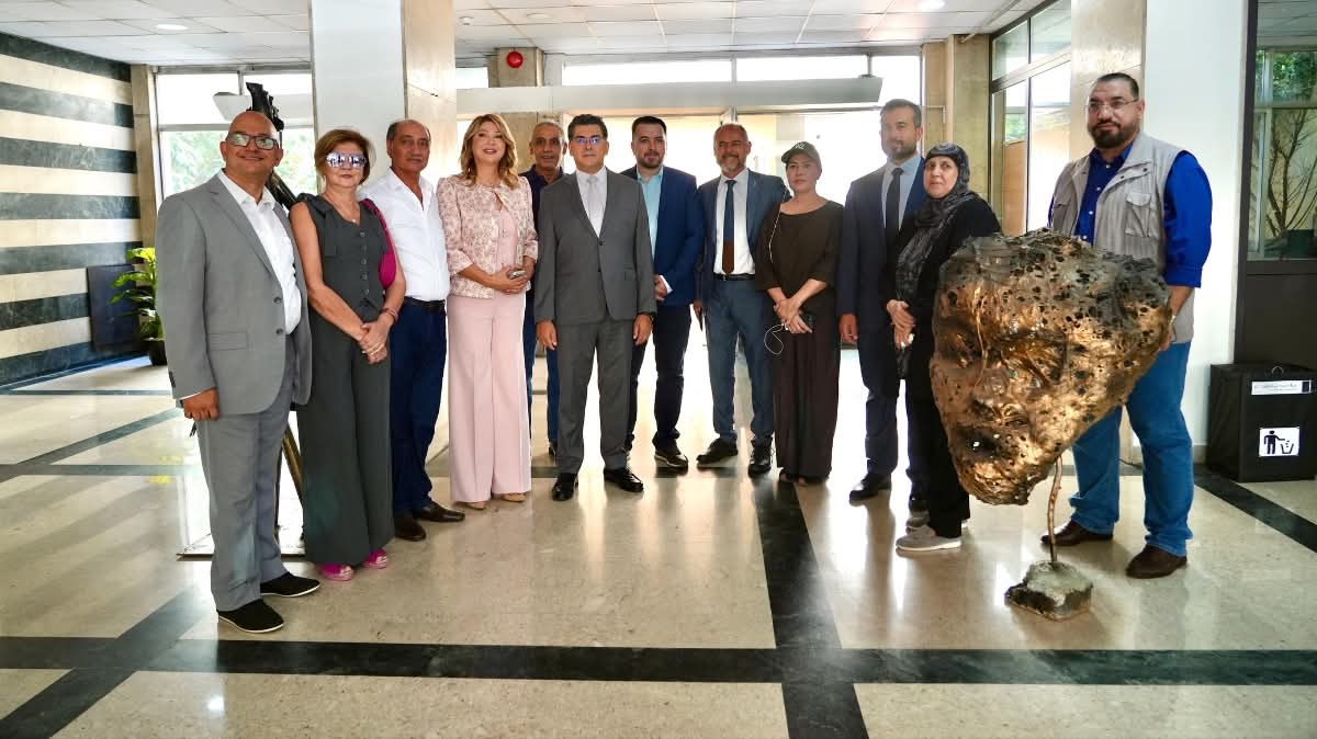 الوزير مرقص راعياً ندوة في “الصالون الثقافي” في إذاعة لبنان تضمّنت أغنية من كلمات هنري زغيب ولوحات لرسّامين ونحّاتين حضروا تعزيزاً للحوار: للمرة الأولى قانون للإعلام يكافح خطاب الكراهية نظمت وزارة الإعلام في “الصالون الثقافي” في “اذاعة لبنان”، برعاية ومشاركة وزير الإعلام المحامي د. بول مرقص، ندوة بعنوان “رسولة السلام أغنية ولوحة”، شارك فيها الشاعر هنري زغيب، ورئيسة جامعة اللاعنف وحقوق الإنسان وأستاذة تاريخ الفنون والهندسة الدكتورة إلهام كلاب البساط، وادارتها مديرة البرامج في “إذاعة لبنان” ريتا نجيم الرومي، في إطار الحملة الهادفة إلى مكافحة خطاب الكراهية وتعزيز ثقافة المحبة والسلم. مرقص الصالون الثقافي مرقص ندوة الصالون الثقافي مرقص الصالون الثقافي مرقص الصالون الثقافي مرقص ندوة الصالون الثقافيمرقص الصالون الثقافي تخلل الندوة إطلاق أغنية خاصة بالحملة من كلمات الشاعر هنري زغيب وألحان وغناء يحيى الحسن وتوزيع حسن المعوش، إلى جانب مشاركة نحو 15 فناناً من “ملتقى الألوان” برئاسة الفنان محمد علوش، عرضوا لأعمالهم الفنية ورسوماتهم المباشرة، عند مدخل الوزارة ، محولة آثار الحرب والدمار إلى أعمال إبداعية ورسالة ضد الكراهية ونشر الحب والسلام، بينها قطعة ضخمة من «متحف الشظايا» للفنان شارل نصار، تجسد سيدة بطول 180 سنتيمتراً مصنوعة من الشظايا والرصاص، إلى جانب أرزة وعدد من أعماله، فضلا عن مجموعة من الأعمال الزجاجية لـ«محترف بيت محمد يونس» المصنوعة من الزجاج المحطم والمتناثر في الجنوب خلال الحروب المتتالية، وعمل للفنانة ثريا حلال أنجزته من بقايا منزلها المدمر. الرومي استهلّت الندوة بالنشيد الوطني، ثم ترحيب للإعلامية ريتا نجيم الرومي، بالحضور في ندوة “رسولة السلام أغنية ولوحة”، مؤكدة “أن فكرتها انطلقت من رسالة وزارة الإعلام الرافضة لخطاب العنف والكراهية، وتحويل الحقد إلى جمال والعنف والانقسام إلى فن وتلاق” وأشارت إلى “أن اللوحات المنتشرة عند مدخل الإذاعة وفي الممر المؤدي إلى الندوة تحمل رسالة مفادها أننا “جميعاً نحب الجمال ونكره الحقد والكراهية”، لافتة إلى “أن الفن والموسيقى قادران على منح الإنسان الراحة والدهشة، واستبدال خطاب العنف والكراهية بما أودعه الله في الإنسان من فكر وقوة للخير”. وقالت الرومي :”إن وزارة الإعلام، برعاية الوزير، تعمل “من أجل الجمال، ونستبدل الشر بالخير والانقسام بالتلاقي”، مؤكدة “أن هذه الرسالة ليست جديدة على الوزارة أو إذاعة لبنان أو جامعة بيروت العربية”. وشددت على أن “الكلمة قادرة على فتح الأبواب الحديدية”، وهي طريق إلى الآخر وإلى سلام النفس، مستشهدة بالقول: “من يرنم وكأنه يصلي مرتين”. الوزير مرقص بدوره، أكد الوزير مرقص “أن الفن الصادق والتعبير الثقافي يمثلان رسالة محبة وسلام ومواجهة الصعاب بالأمل”. وأوضح “أن هذا المكان الذي أُعد بدعم الجامعة العربية شهد انطلاقته في أحلك لحظات الحرب ليؤكد إرادة التحدي بالعمل والأمل”، مشدداً على أنه “وبسبب الجراح النازفة في الجنوب والاعتداءات الاسرائيلية والاحتلال الإسرائيلي المستمر، فإن الجهود الرسمية بقيادة فخامة الرئيس ودولة رئيس مجلس الوزراء مستمرة ومكثفة في المحافل الدولية لتحرير الأراضي اللبنانية كما شهدتم في نيويورك خلال الاجتماعات الرسمية الأخيرة”، مشيراً إلى “أن الفرحة الوطنية تبقى منقوصة حتى تحقيق الأهداف الثابتة بعودة الأهالي وإعمار القرى واستكمال تحرير الأسرى” وأشار الوزير مرقص إلى “أن مختلف التعبيرات الفنية من رسم ونحت وقلم، تصب في خدمة السلام والألفة وتتقاطع مع مقاصد الأديان كافة” كما اكد “أن الفن الراقي يمتلك القدرة على التعبير عن الجمال الإنساني بأعلى درجات الكرامة والاحترام”. ولفت الوزير مرقص الى” قانون الإعلام اللبناني الجديد، يتضمن للمرة الأولى أحكاماً صريحة تتناول مكافحة خطاب الكراهية والتنفير اللفظي والمعنوي والحد من التمييز والتحريض على الفتنة، مع تحديد معايير واضحة للقضاء عبر المادة 104 (فقرة أ)، التي تجرّم استخدام وسائل النشر للتحريض على النزاع الطائفي أو على العنف ضد أشخاص أو جماعة بسبب انتمائهم أو عدم انتمائهم العرقي أو الديني أو المذهبي أو اللون أو الجنس”. وأوضح أن” تقدير قيام التحريض لا يستند إلى مجرد انتشار الخطاب أو تداوله، بل يأخذ في الاعتبار السياق الاجتماعي والسياسي، ومقام الفاعل وموقعه لدى الجمهور، والنية في التحريض، إلى جانب محتوى الخطاب وشكله وأسلوبه، ومدى انتشاره، وأرجحية إفضائه إلى ضرر أو إلى عمل فعلي ضد الأشخاص أو المجموعة المستهدفة”. وحذر الوزير مرقص من “خطورة الانفعالات والتشنجات الاجتماعية أثناء الحروب والأزمات”، مؤكدا أنها “قد تغذي انقسامات أشد خطورة وتدميرا للمجتمع من العدوان الخارجي نفسه”. ولفت إلى أن وزارة الإعلام “ورغم انعدام صلاحياتها القانونية المباشرة على وسائل التواصل الاجتماعي – تضطلع بمسؤولياتها الوطنية والأخلاقية والأدبية، حيث أطلقت بالتعاون مع المنظمات الدولية (مثل اليونسكو، وبرنامج الأمم المتحدة الإنمائي، وقوات اليونيفيل، والصليب الأحمر) والوزارات المعنية حملات توعية مكثفة استهدفت المدارس والجامعات والمنصات الرقمية من دون أن تكلف الخزينة العامة أي أعباء مالية”. واختتم بالاشارة الى” بث نحو 15 فيديو توعويا حثت رواد العالم الرقمي على الالتزام بشعار “اختلفوا بمحبة، اختلفوا من دون خلاف”، واحترام كرامة الآخر وحرياته ورموزه المقدسة وشعائره وخصوصياته العائلية وغيرها”، لافتا إلى “ان الحملات التوعوية قامت بعملها إلا انه يلزمنا المزيد من العمل على هذا الموضوع لذلك نحن مستمرون في عملنا”، مشدداً على “أن الرأي السديد ينشأ من المنطق والاحترام وعدم الغاء الآخر وعدم التحدث بكراهية “، داعياً إلى “إبقاء المنصات الرقمية مساحة للتفاعل والتواصل الاجتماعي لا تحويلها إلى جبهات”. زغيب بدوره، الشاعر هنري زغيب أكد في مداخلته، “أن قيمة الرسالة الإبداعية تكمن في أصالتها وقدرتها على التأثير المباشر في وجدان المتلقي”، مستشهداً ب”قصة رمزية جرت على جسر بروكلين في نيويورك، حين غيّر شاعر العبارة التي وضعها متسول كفيف أمامه من «أنا أعمى ساعدوني» إلى «بعد أيام قليلة سيأتي الربيع ولن أستطيع رؤيته كما ترونه»، ما أحدث تحولا وجدانياً لدى المارة. وأوضح “أن الكلمة واللوحة الفنية تشكلان شاهداً خالداً على تاريخ الشعوب ومآسيها”، مستشهداً بلوحة «جرنيكا» لبيكاسو،” التي بقيت رمزاً لذاكرة أهوال الحرب، وبإبداعات الفنانين اللبنانيين خلال الحرب”. وأشار إلى ما ذكرته الإعلامية ريتا نجيم الرومي عن رسالة لبنان القائمة على السلام والجمال، مستحضراً مقولة دوستويفسكي «الجمال ينقذ العالم» وأبياتاً للشاعر سعيد عقل، ومؤكداً أن «الكلمة التي لا تترك أثراً عاطفياً هي كلمة ميتة”. البساط ثم قدمت رئيسة جامعة اللاعنف وحقوق الإنسان وأستاذة تاريخ الفنون والهندسة الدكتورة إلهام كلاب قراءة تحليلية للوحة «جرنيكا» للفنان بابلو بيكاسو، باعتبارها وثيقة سياسية وإنسانية خالدة تناهض العدوان وتخلد مآسي الحروب. واستعرضت سياق إنجاز اللوحة عام 1937، إبان قصف مدينة جرنيكا خلال الحرب الأهلية الإسبانية، مشيرة إلى أن” بيكاسو أنجزها خلال 33 يوماً”، مستحضرة رده الشهير على ضابط ألماني سأله «هل هذا عملك؟»، فأجاب: «بل هو عملكم أنتم!». وتناولت كلاب أبرز رموز اللوحة، من النساء المستنجدات والأم المفجوعة والثور الغاضب، إلى الحصان الجريح والجندي الصريع المتمسك بوردة صغيرة وحمامة السلام، معتبرة أن “هذه العناصر تجسد الألم الإنساني في مواجهة الحرب والعدوان”. وحذرت من “هيمنة صناعة وتجارة السلاح العالمية، تسهم في إشعال الحروب والنزاعات خدمة للمصالح الاقتصادية والتجارية على حساب الأرواح والقيم الإنسانية، داعية الأدباء والفنانين والمثقفين إلى الصمود وإعلاء صوت الفن الإنساني في مواجهة التحديات”. لقاءات وعلى هامش الندوة، تحدث عدد من الفنانين المشاركين لـ”الوطنية” عن أعمالهم والرسائل التي تحملها، فتنوعت بين الدعوة إلى التكاتف الوطني، وتقبل الاختلاف، والتمسك بالأرض والتراث، واستحضار الأمل والمحبة والسلام. وجسدت الأعمال من “قطار لبنان”و”الاختلاف مش خلاف” إلى “حلم الأرض” وأعمال مستوحاة من الجنوب والزيتون، رؤى فنية مختلفة للبنان، فيما حوّل بعض الفنانين آثار الحرب وبقايا القذائف إلى أعمال فنية تحمل رسائل إنسانية. مصدر الصور والخبر موقع وزارة الاعلام والإعلام للدراسات