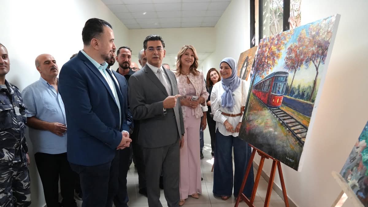 الوزير مرقص راعياً ندوة في “الصالون الثقافي” في إذاعة لبنان تضمّنت أغنية من كلمات هنري زغيب ولوحات لرسّامين ونحّاتين حضروا تعزيزاً للحوار: للمرة الأولى قانون للإعلام يكافح خطاب الكراهية نظمت وزارة الإعلام في “الصالون الثقافي” في “اذاعة لبنان”، برعاية ومشاركة وزير الإعلام المحامي د. بول مرقص، ندوة بعنوان “رسولة السلام أغنية ولوحة”، شارك فيها الشاعر هنري زغيب، ورئيسة جامعة اللاعنف وحقوق الإنسان وأستاذة تاريخ الفنون والهندسة الدكتورة إلهام كلاب البساط، وادارتها مديرة البرامج في “إذاعة لبنان” ريتا نجيم الرومي، في إطار الحملة الهادفة إلى مكافحة خطاب الكراهية وتعزيز ثقافة المحبة والسلم. مرقص الصالون الثقافي مرقص ندوة الصالون الثقافي مرقص الصالون الثقافي مرقص الصالون الثقافي مرقص ندوة الصالون الثقافيمرقص الصالون الثقافي تخلل الندوة إطلاق أغنية خاصة بالحملة من كلمات الشاعر هنري زغيب وألحان وغناء يحيى الحسن وتوزيع حسن المعوش، إلى جانب مشاركة نحو 15 فناناً من “ملتقى الألوان” برئاسة الفنان محمد علوش، عرضوا لأعمالهم الفنية ورسوماتهم المباشرة، عند مدخل الوزارة ، محولة آثار الحرب والدمار إلى أعمال إبداعية ورسالة ضد الكراهية ونشر الحب والسلام، بينها قطعة ضخمة من «متحف الشظايا» للفنان شارل نصار، تجسد سيدة بطول 180 سنتيمتراً مصنوعة من الشظايا والرصاص، إلى جانب أرزة وعدد من أعماله، فضلا عن مجموعة من الأعمال الزجاجية لـ«محترف بيت محمد يونس» المصنوعة من الزجاج المحطم والمتناثر في الجنوب خلال الحروب المتتالية، وعمل للفنانة ثريا حلال أنجزته من بقايا منزلها المدمر. الرومي استهلّت الندوة بالنشيد الوطني، ثم ترحيب للإعلامية ريتا نجيم الرومي، بالحضور في ندوة “رسولة السلام أغنية ولوحة”، مؤكدة “أن فكرتها انطلقت من رسالة وزارة الإعلام الرافضة لخطاب العنف والكراهية، وتحويل الحقد إلى جمال والعنف والانقسام إلى فن وتلاق” وأشارت إلى “أن اللوحات المنتشرة عند مدخل الإذاعة وفي الممر المؤدي إلى الندوة تحمل رسالة مفادها أننا “جميعاً نحب الجمال ونكره الحقد والكراهية”، لافتة إلى “أن الفن والموسيقى قادران على منح الإنسان الراحة والدهشة، واستبدال خطاب العنف والكراهية بما أودعه الله في الإنسان من فكر وقوة للخير”. وقالت الرومي :”إن وزارة الإعلام، برعاية الوزير، تعمل “من أجل الجمال، ونستبدل الشر بالخير والانقسام بالتلاقي”، مؤكدة “أن هذه الرسالة ليست جديدة على الوزارة أو إذاعة لبنان أو جامعة بيروت العربية”. وشددت على أن “الكلمة قادرة على فتح الأبواب الحديدية”، وهي طريق إلى الآخر وإلى سلام النفس، مستشهدة بالقول: “من يرنم وكأنه يصلي مرتين”. الوزير مرقص بدوره، أكد الوزير مرقص “أن الفن الصادق والتعبير الثقافي يمثلان رسالة محبة وسلام ومواجهة الصعاب بالأمل”. وأوضح “أن هذا المكان الذي أُعد بدعم الجامعة العربية شهد انطلاقته في أحلك لحظات الحرب ليؤكد إرادة التحدي بالعمل والأمل”، مشدداً على أنه “وبسبب الجراح النازفة في الجنوب والاعتداءات الاسرائيلية والاحتلال الإسرائيلي المستمر، فإن الجهود الرسمية بقيادة فخامة الرئيس ودولة رئيس مجلس الوزراء مستمرة ومكثفة في المحافل الدولية لتحرير الأراضي اللبنانية كما شهدتم في نيويورك خلال الاجتماعات الرسمية الأخيرة”، مشيراً إلى “أن الفرحة الوطنية تبقى منقوصة حتى تحقيق الأهداف الثابتة بعودة الأهالي وإعمار القرى واستكمال تحرير الأسرى” وأشار الوزير مرقص إلى “أن مختلف التعبيرات الفنية من رسم ونحت وقلم، تصب في خدمة السلام والألفة وتتقاطع مع مقاصد الأديان كافة” كما اكد “أن الفن الراقي يمتلك القدرة على التعبير عن الجمال الإنساني بأعلى درجات الكرامة والاحترام”. ولفت الوزير مرقص الى” قانون الإعلام اللبناني الجديد، يتضمن للمرة الأولى أحكاماً صريحة تتناول مكافحة خطاب الكراهية والتنفير اللفظي والمعنوي والحد من التمييز والتحريض على الفتنة، مع تحديد معايير واضحة للقضاء عبر المادة 104 (فقرة أ)، التي تجرّم استخدام وسائل النشر للتحريض على النزاع الطائفي أو على العنف ضد أشخاص أو جماعة بسبب انتمائهم أو عدم انتمائهم العرقي أو الديني أو المذهبي أو اللون أو الجنس”. وأوضح أن” تقدير قيام التحريض لا يستند إلى مجرد انتشار الخطاب أو تداوله، بل يأخذ في الاعتبار السياق الاجتماعي والسياسي، ومقام الفاعل وموقعه لدى الجمهور، والنية في التحريض، إلى جانب محتوى الخطاب وشكله وأسلوبه، ومدى انتشاره، وأرجحية إفضائه إلى ضرر أو إلى عمل فعلي ضد الأشخاص أو المجموعة المستهدفة”. وحذر الوزير مرقص من “خطورة الانفعالات والتشنجات الاجتماعية أثناء الحروب والأزمات”، مؤكدا أنها “قد تغذي انقسامات أشد خطورة وتدميرا للمجتمع من العدوان الخارجي نفسه”. ولفت إلى أن وزارة الإعلام “ورغم انعدام صلاحياتها القانونية المباشرة على وسائل التواصل الاجتماعي – تضطلع بمسؤولياتها الوطنية والأخلاقية والأدبية، حيث أطلقت بالتعاون مع المنظمات الدولية (مثل اليونسكو، وبرنامج الأمم المتحدة الإنمائي، وقوات اليونيفيل، والصليب الأحمر) والوزارات المعنية حملات توعية مكثفة استهدفت المدارس والجامعات والمنصات الرقمية من دون أن تكلف الخزينة العامة أي أعباء مالية”. واختتم بالاشارة الى” بث نحو 15 فيديو توعويا حثت رواد العالم الرقمي على الالتزام بشعار “اختلفوا بمحبة، اختلفوا من دون خلاف”، واحترام كرامة الآخر وحرياته ورموزه المقدسة وشعائره وخصوصياته العائلية وغيرها”، لافتا إلى “ان الحملات التوعوية قامت بعملها إلا انه يلزمنا المزيد من العمل على هذا الموضوع لذلك نحن مستمرون في عملنا”، مشدداً على “أن الرأي السديد ينشأ من المنطق والاحترام وعدم الغاء الآخر وعدم التحدث بكراهية “، داعياً إلى “إبقاء المنصات الرقمية مساحة للتفاعل والتواصل الاجتماعي لا تحويلها إلى جبهات”. زغيب بدوره، الشاعر هنري زغيب أكد في مداخلته، “أن قيمة الرسالة الإبداعية تكمن في أصالتها وقدرتها على التأثير المباشر في وجدان المتلقي”، مستشهداً ب”قصة رمزية جرت على جسر بروكلين في نيويورك، حين غيّر شاعر العبارة التي وضعها متسول كفيف أمامه من «أنا أعمى ساعدوني» إلى «بعد أيام قليلة سيأتي الربيع ولن أستطيع رؤيته كما ترونه»، ما أحدث تحولا وجدانياً لدى المارة. وأوضح “أن الكلمة واللوحة الفنية تشكلان شاهداً خالداً على تاريخ الشعوب ومآسيها”، مستشهداً بلوحة «جرنيكا» لبيكاسو،” التي بقيت رمزاً لذاكرة أهوال الحرب، وبإبداعات الفنانين اللبنانيين خلال الحرب”. وأشار إلى ما ذكرته الإعلامية ريتا نجيم الرومي عن رسالة لبنان القائمة على السلام والجمال، مستحضراً مقولة دوستويفسكي «الجمال ينقذ العالم» وأبياتاً للشاعر سعيد عقل، ومؤكداً أن «الكلمة التي لا تترك أثراً عاطفياً هي كلمة ميتة”. البساط ثم قدمت رئيسة جامعة اللاعنف وحقوق الإنسان وأستاذة تاريخ الفنون والهندسة الدكتورة إلهام كلاب قراءة تحليلية للوحة «جرنيكا» للفنان بابلو بيكاسو، باعتبارها وثيقة سياسية وإنسانية خالدة تناهض العدوان وتخلد مآسي الحروب. واستعرضت سياق إنجاز اللوحة عام 1937، إبان قصف مدينة جرنيكا خلال الحرب الأهلية الإسبانية، مشيرة إلى أن” بيكاسو أنجزها خلال 33 يوماً”، مستحضرة رده الشهير على ضابط ألماني سأله «هل هذا عملك؟»، فأجاب: «بل هو عملكم أنتم!». وتناولت كلاب أبرز رموز اللوحة، من النساء المستنجدات والأم المفجوعة والثور الغاضب، إلى الحصان الجريح والجندي الصريع المتمسك بوردة صغيرة وحمامة السلام، معتبرة أن “هذه العناصر تجسد الألم الإنساني في مواجهة الحرب والعدوان”. وحذرت من “هيمنة صناعة وتجارة السلاح العالمية، تسهم في إشعال الحروب والنزاعات خدمة للمصالح الاقتصادية والتجارية على حساب الأرواح والقيم الإنسانية، داعية الأدباء والفنانين والمثقفين إلى الصمود وإعلاء صوت الفن الإنساني في مواجهة التحديات”. لقاءات وعلى هامش الندوة، تحدث عدد من الفنانين المشاركين لـ”الوطنية” عن أعمالهم والرسائل التي تحملها، فتنوعت بين الدعوة إلى التكاتف الوطني، وتقبل الاختلاف، والتمسك بالأرض والتراث، واستحضار الأمل والمحبة والسلام. وجسدت الأعمال من “قطار لبنان”و”الاختلاف مش خلاف” إلى “حلم الأرض” وأعمال مستوحاة من الجنوب والزيتون، رؤى فنية مختلفة للبنان، فيما حوّل بعض الفنانين آثار الحرب وبقايا القذائف إلى أعمال فنية تحمل رسائل إنسانية. مصدر الصور والخبر موقع وزارة الاعلام والإعلام للدراسات