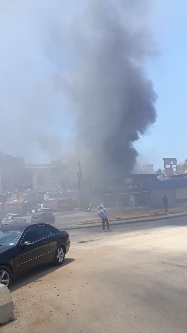 حريق على مدخل مرفأ بيروت والدفاع المدنى يعمل على اخماده*