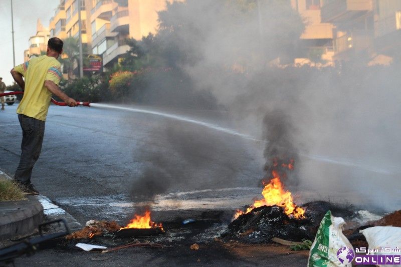 لبنان بالصور.:حرق إطارات وإغلاق طرقات في السبت الغضب احتجاجا على الأوضاع المعيشية 